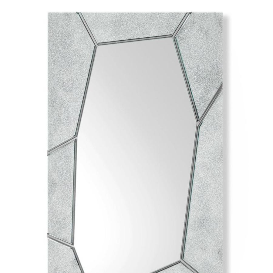 Miroir Leila Verre argenté avec cadre en transparent 
verre fusionné avec cadre en verre argenté, épaisseur 6 mm. 
Avec miroir central en verre clair, miroir plat de 5 mm d'épaisseur. 
Miroir avec cadre arrière en métal peint. Le miroir peut 
être