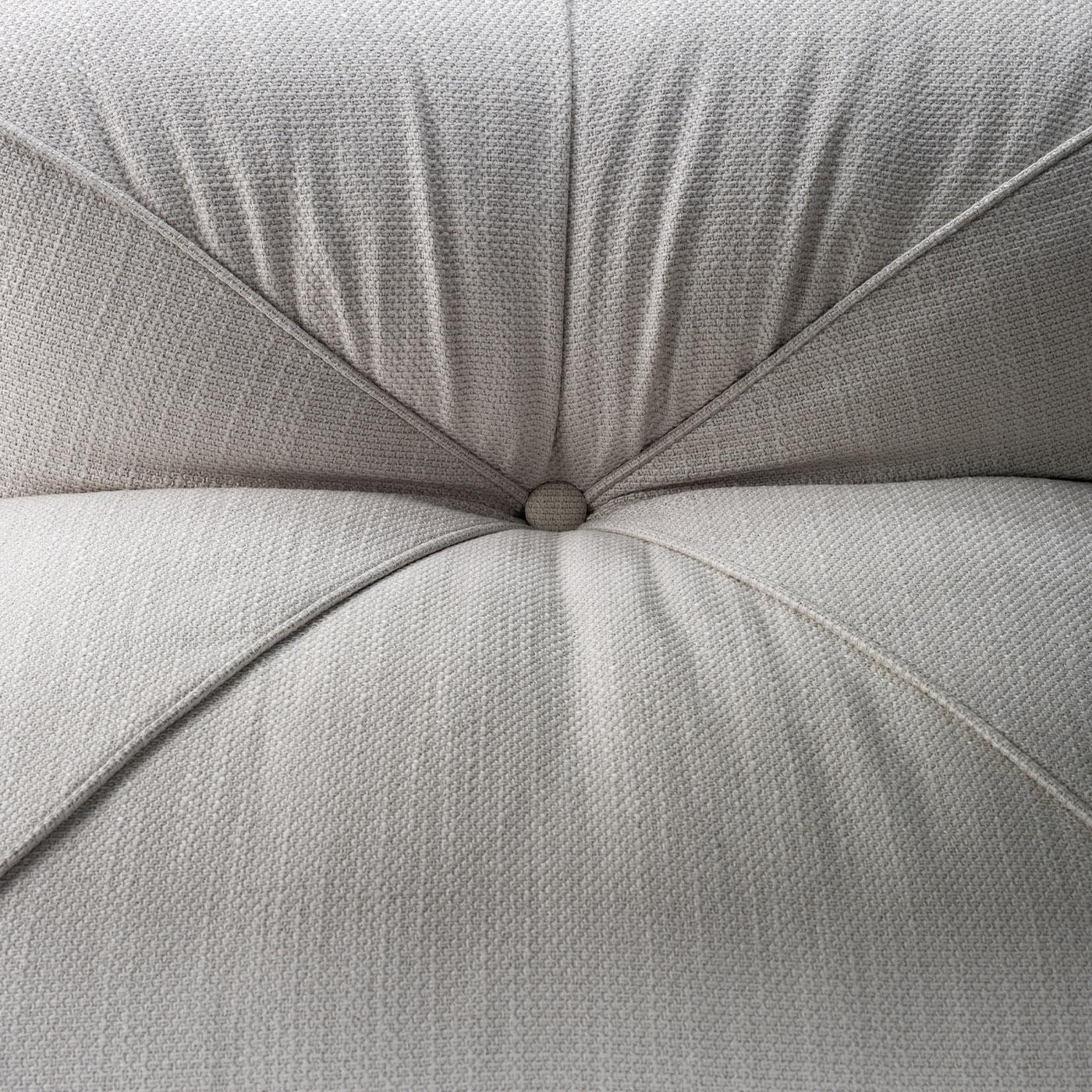 Jedes der vier prallen Module dieses modularen Sofas von Lorenza Bozzoli ist ein konkretes Versprechen für lang anhaltenden Komfort. Eine üppige, plüschige Polsterung verleiht dem Sitz seine unverwechselbare Großzügigkeit, die durch dynamische