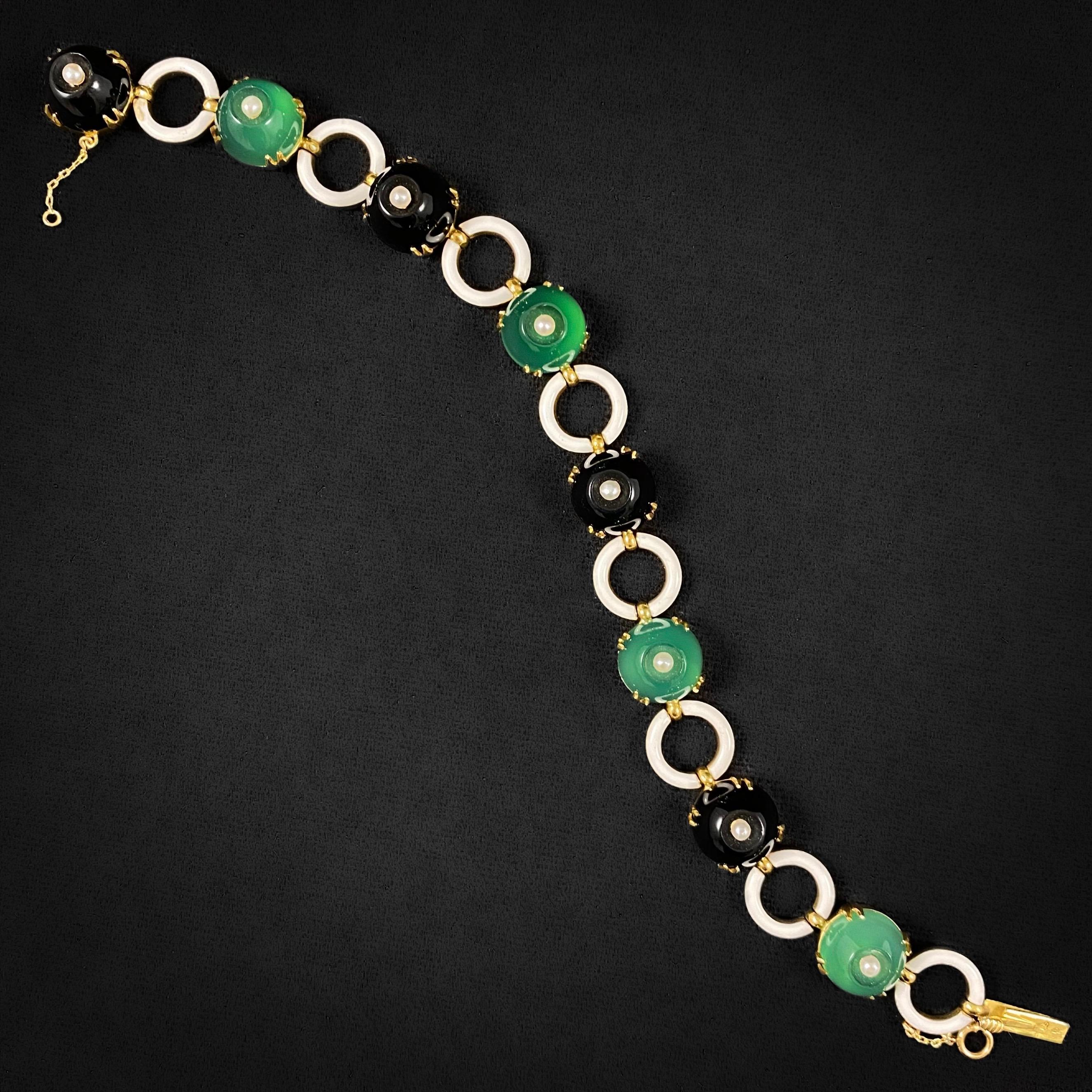 Leitão & Irmão Art Deco onyx, chrysoprase, pearl and white enamel openwork bracelet in 19.2kt yellow gold, made in the 1920s/1930s by the Portuguese crown jeweler. This jewel is composed by eight circular chrysoprase chalcedony and onyx cabochons