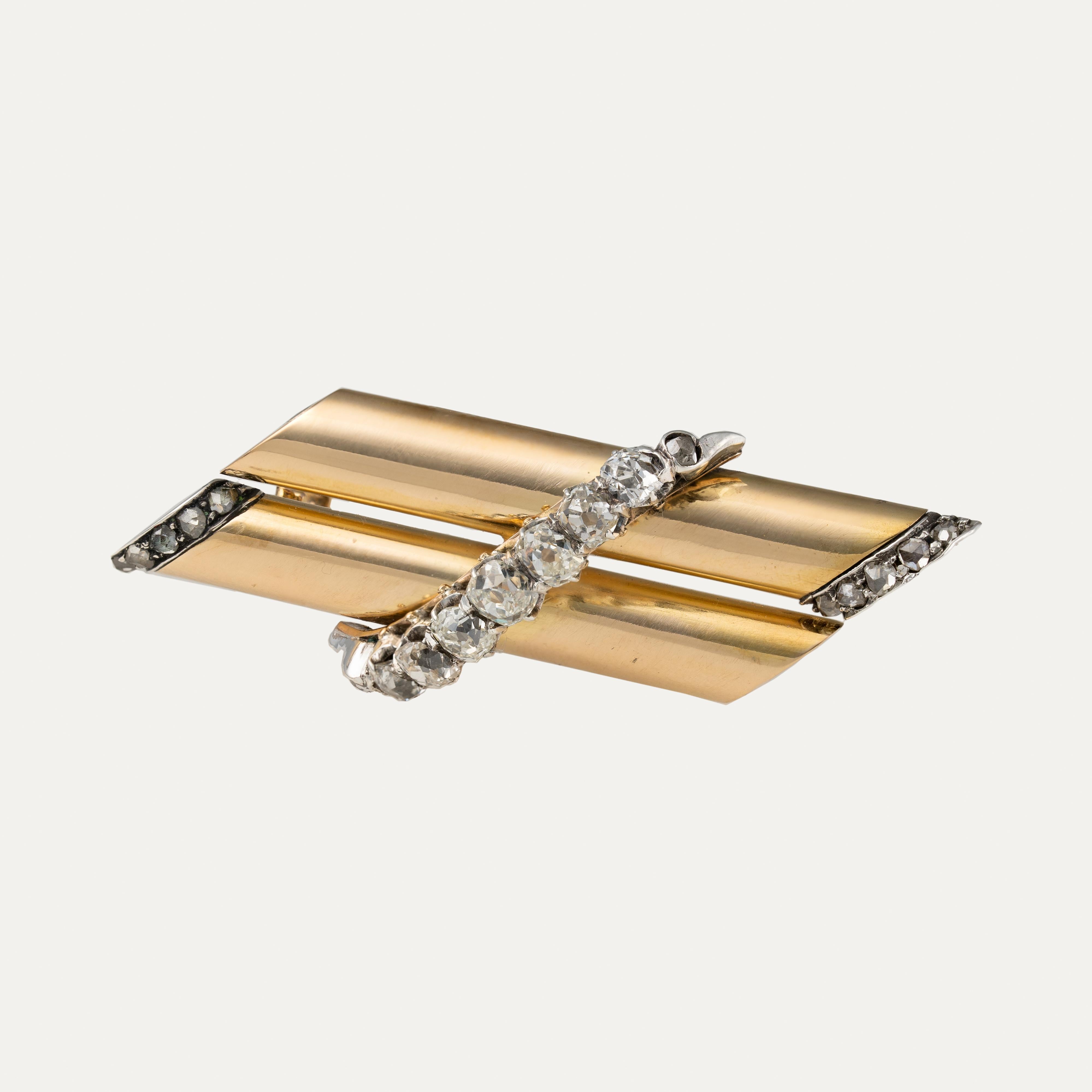 Brooch with two horizontal bars in 19.2 kt – 800 ‰ in yellow gold. In the centre, it has a diagonal silver application set, with 7 old cut diamonds and 2 rose-cut diamonds. Each end has a silver application set with 5 rose-cut diamonds. 