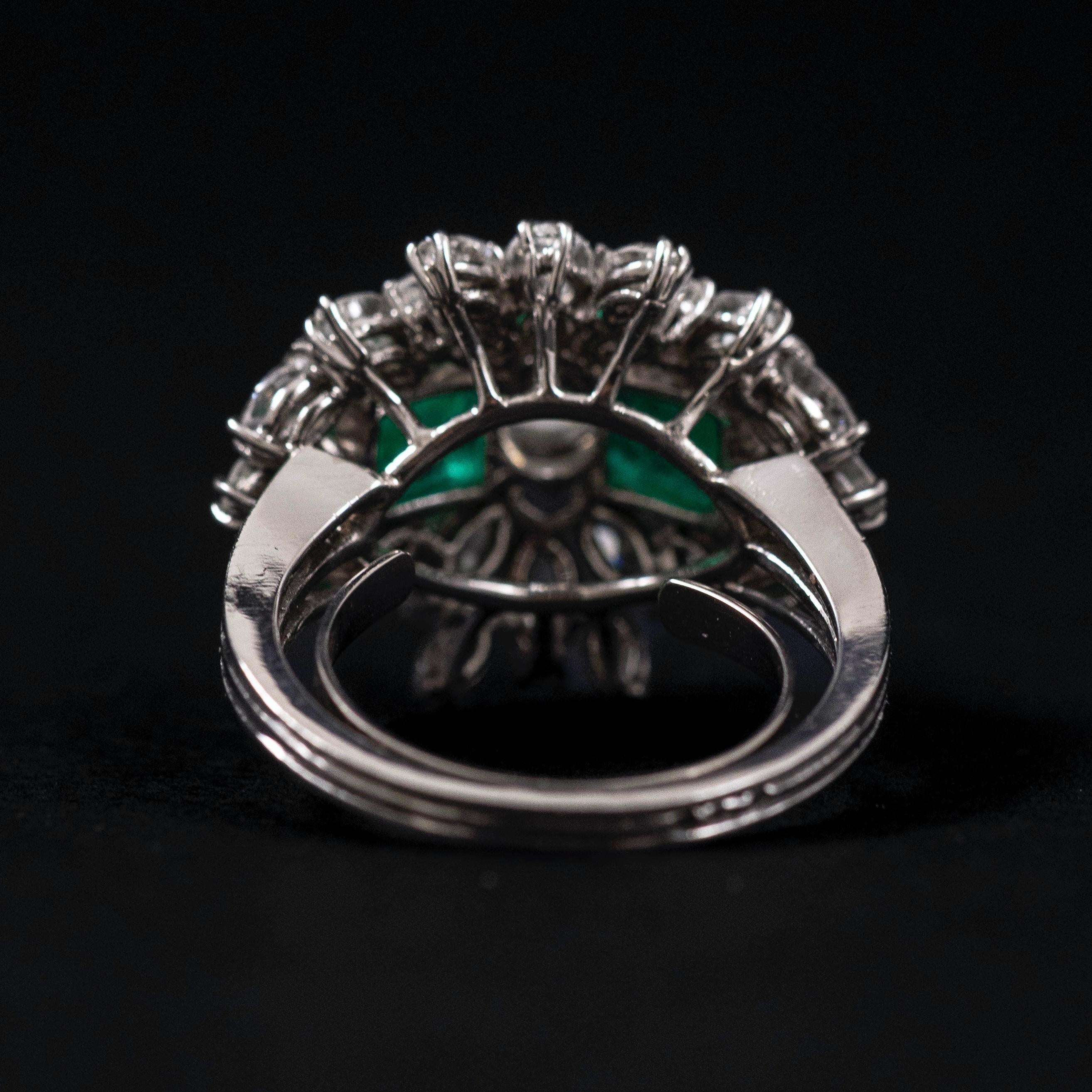 Leitão & Irmão Anillo de cóctel de mediados de siglo con esmeralda y diamantes Platino Años 50-1960 en venta 4