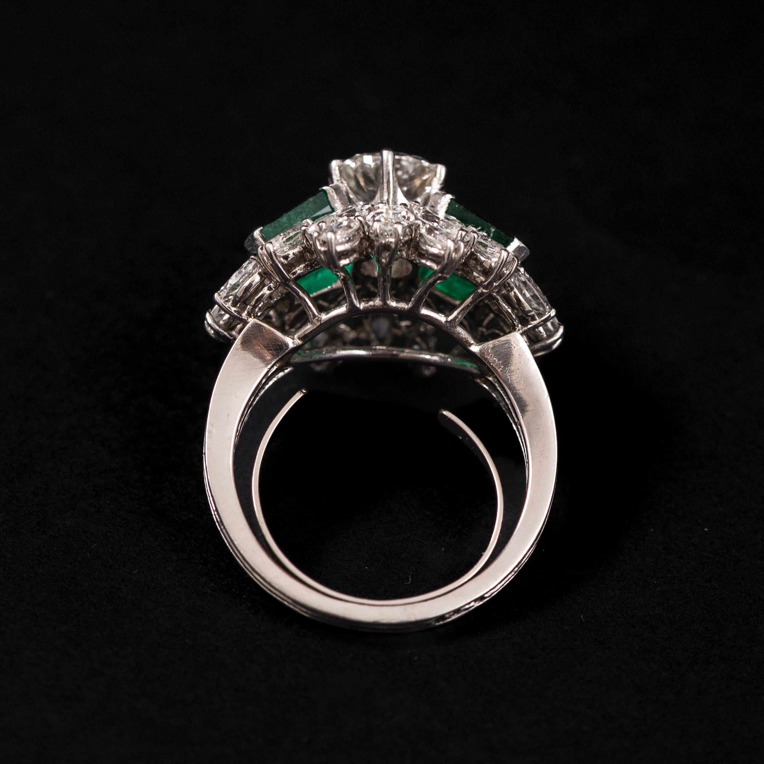 Leitão & Irmão Anillo de cóctel de mediados de siglo con esmeralda y diamantes Platino Años 50-1960 en venta 5