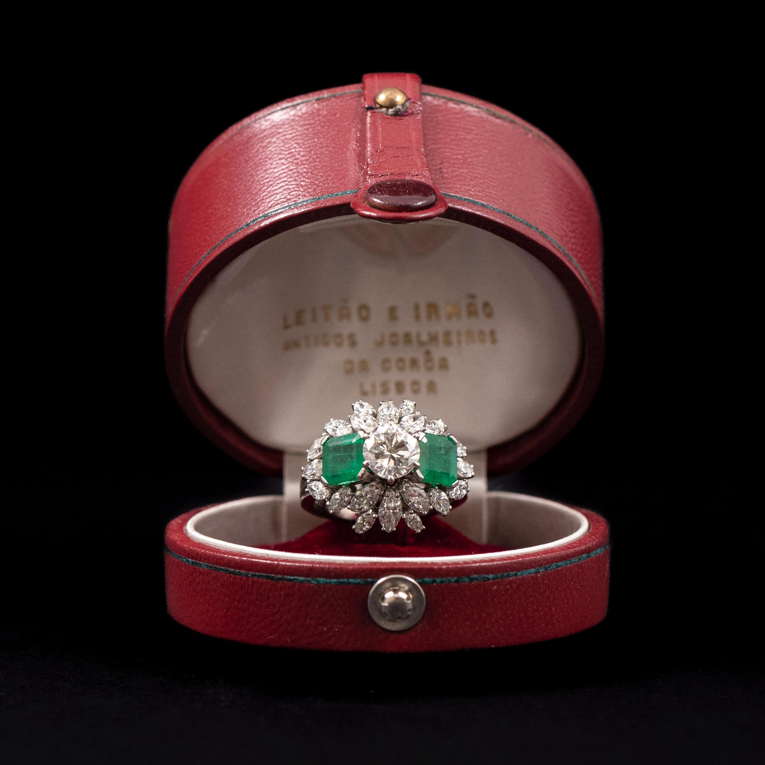 Anillo de cóctel de esmeralda y diamantes en platino de mediados de siglo de Leitão & Irmão, Portugal, años 50-60, en estuche original.

Un llamativo anillo de cóctel de mediados de siglo de Leitão & Irmão, el histórico joyero portugués de la Casa