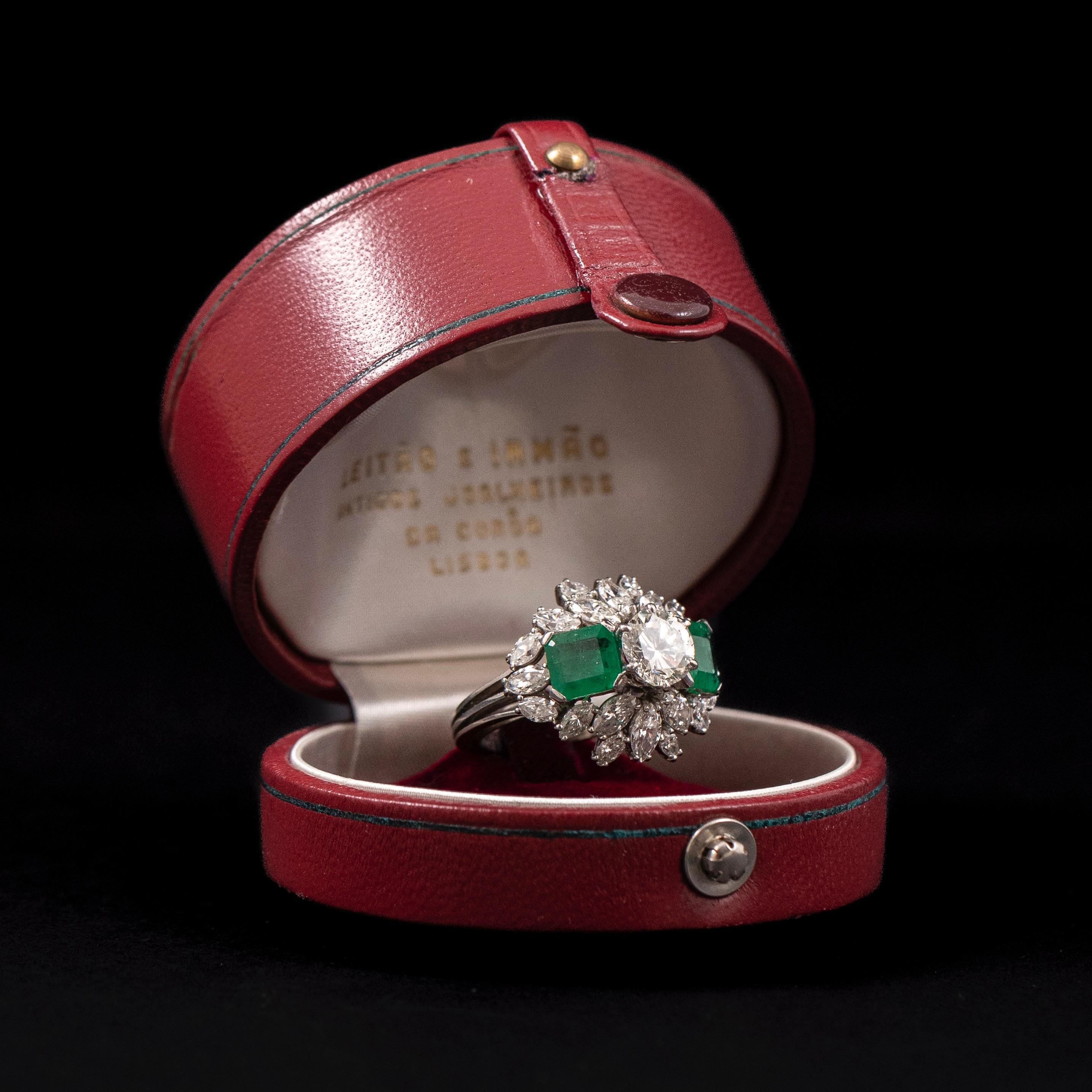 Leitão & Irmão Anillo de cóctel de mediados de siglo con esmeralda y diamantes Platino Años 50-1960 Moderno en venta