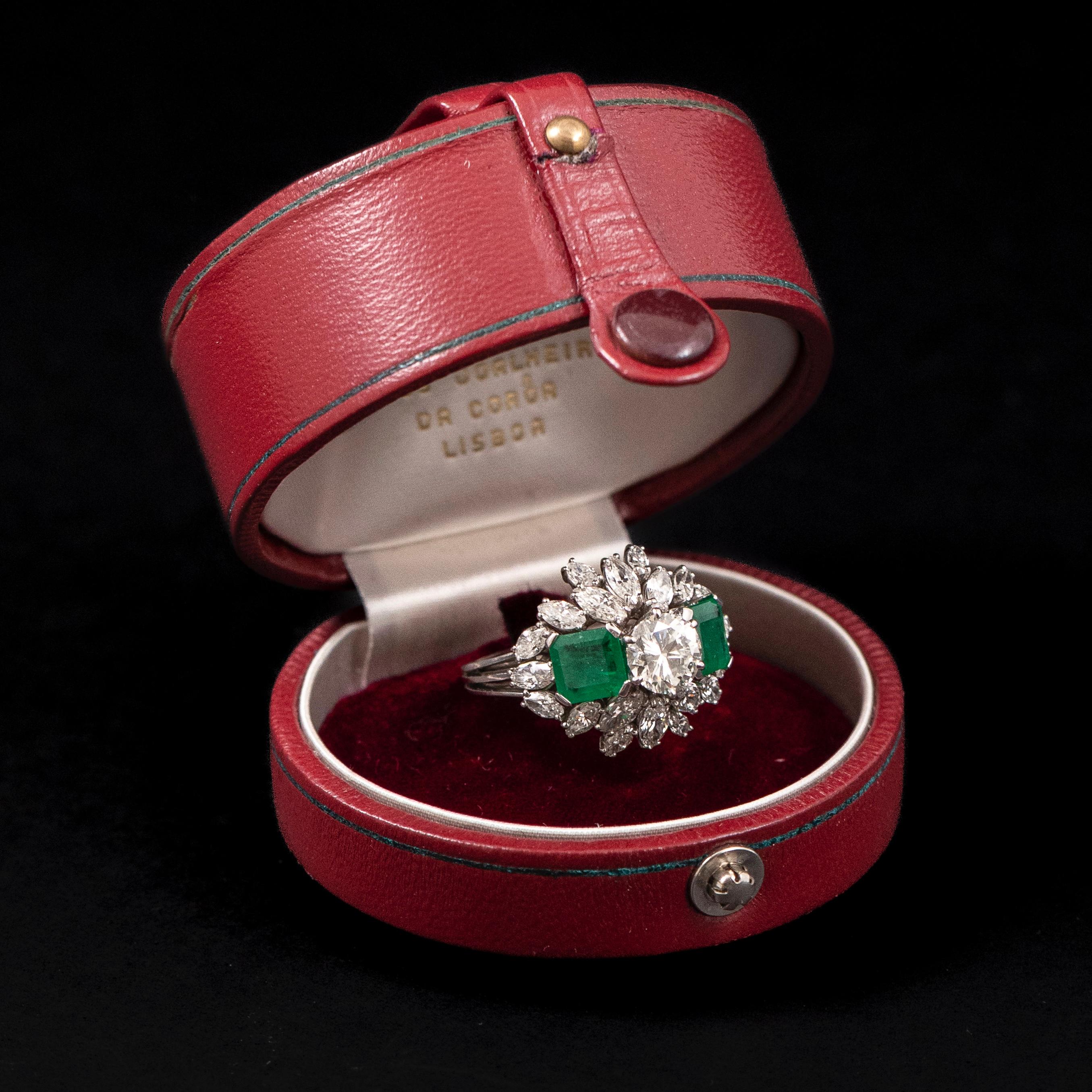 Leitão & Irmão Anillo de cóctel de mediados de siglo con esmeralda y diamantes Platino Años 50-1960 Corte esmeralda en venta