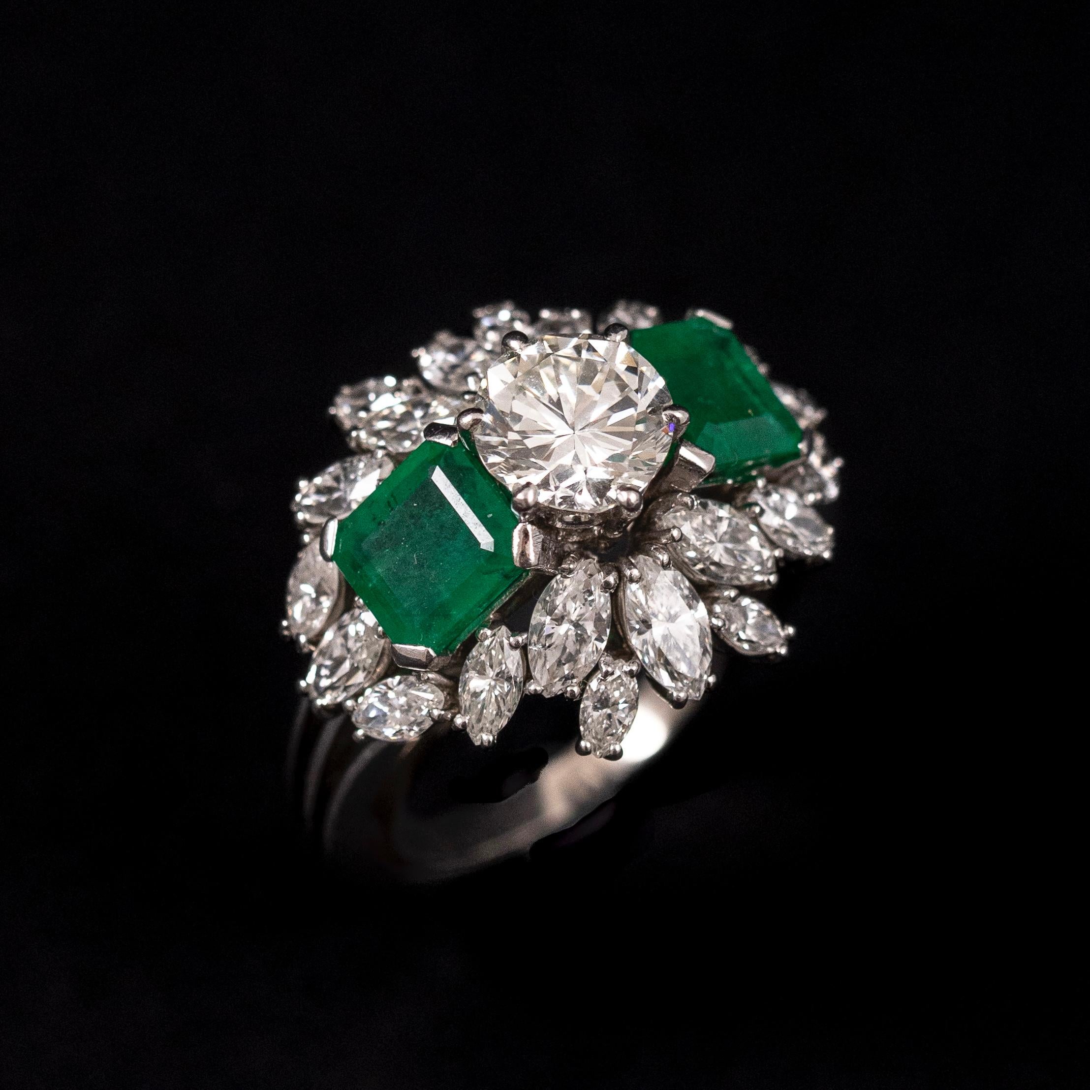 Leitão & Irmão Anillo de cóctel de mediados de siglo con esmeralda y diamantes Platino Años 50-1960 en Bueno estado para la venta en Lisbon, PT