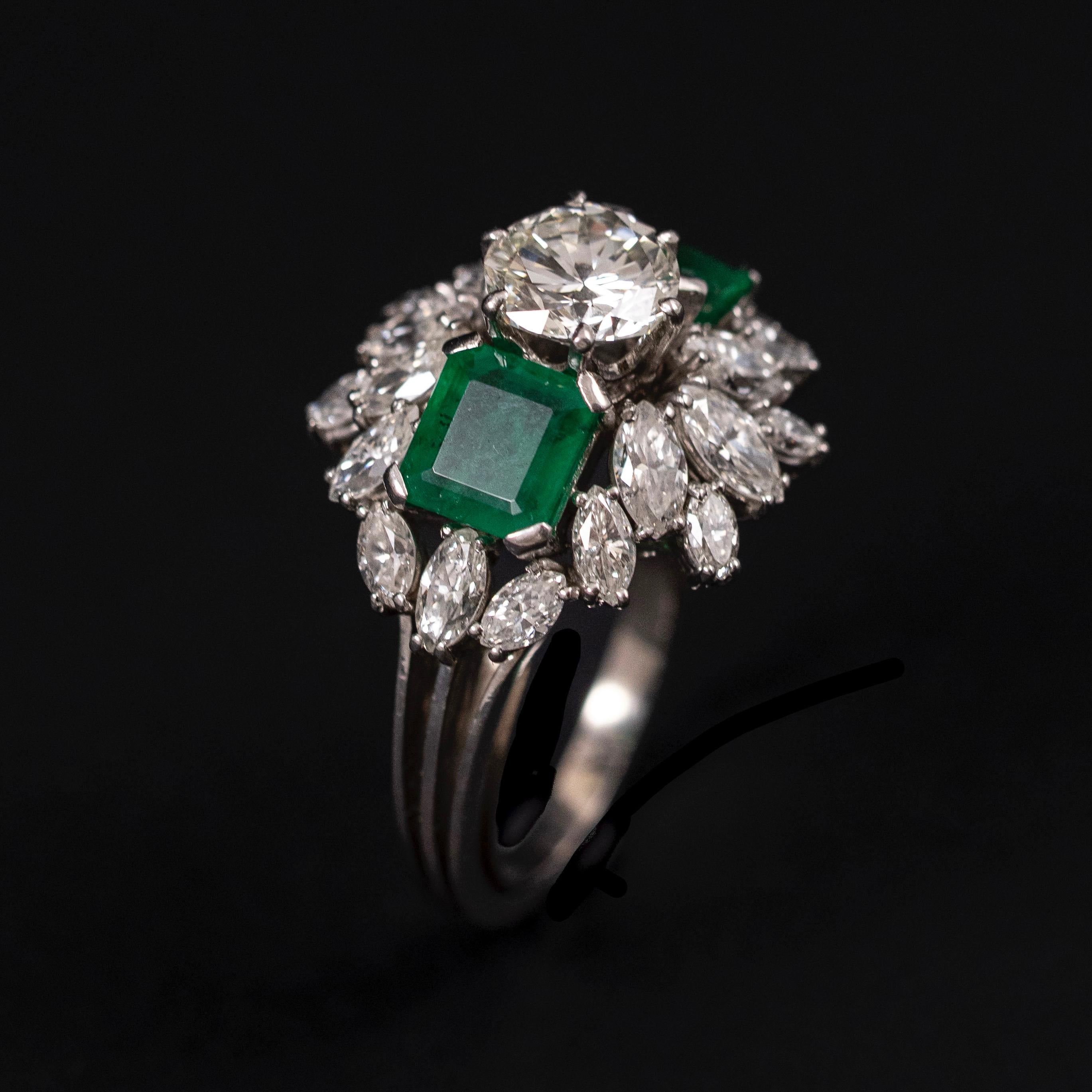 Femenino o masculino Leitão & Irmão Anillo de cóctel de mediados de siglo con esmeralda y diamantes Platino Años 50-1960 en venta