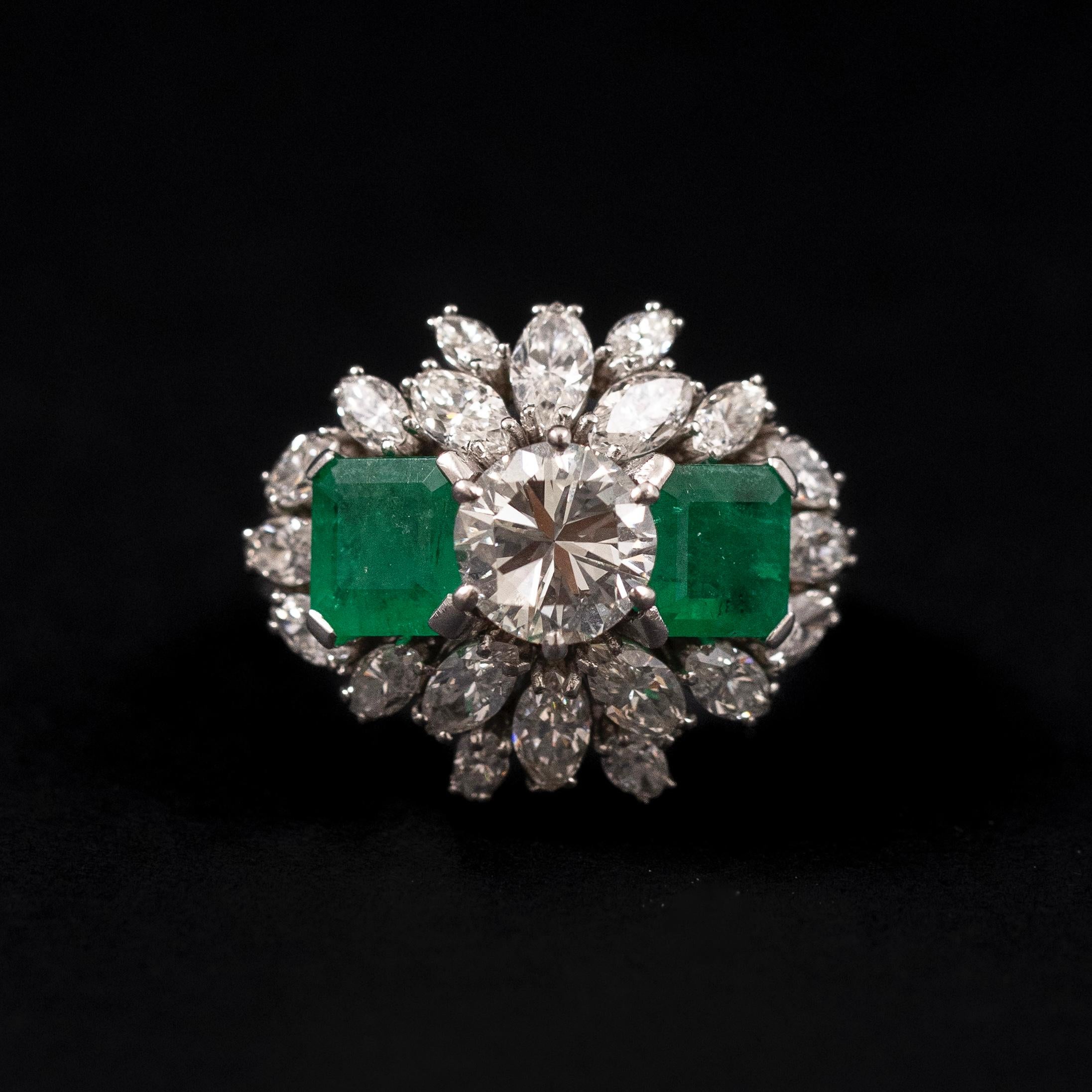 Leitão & Irmão Anillo de cóctel de mediados de siglo con esmeralda y diamantes Platino Años 50-1960 en venta 1