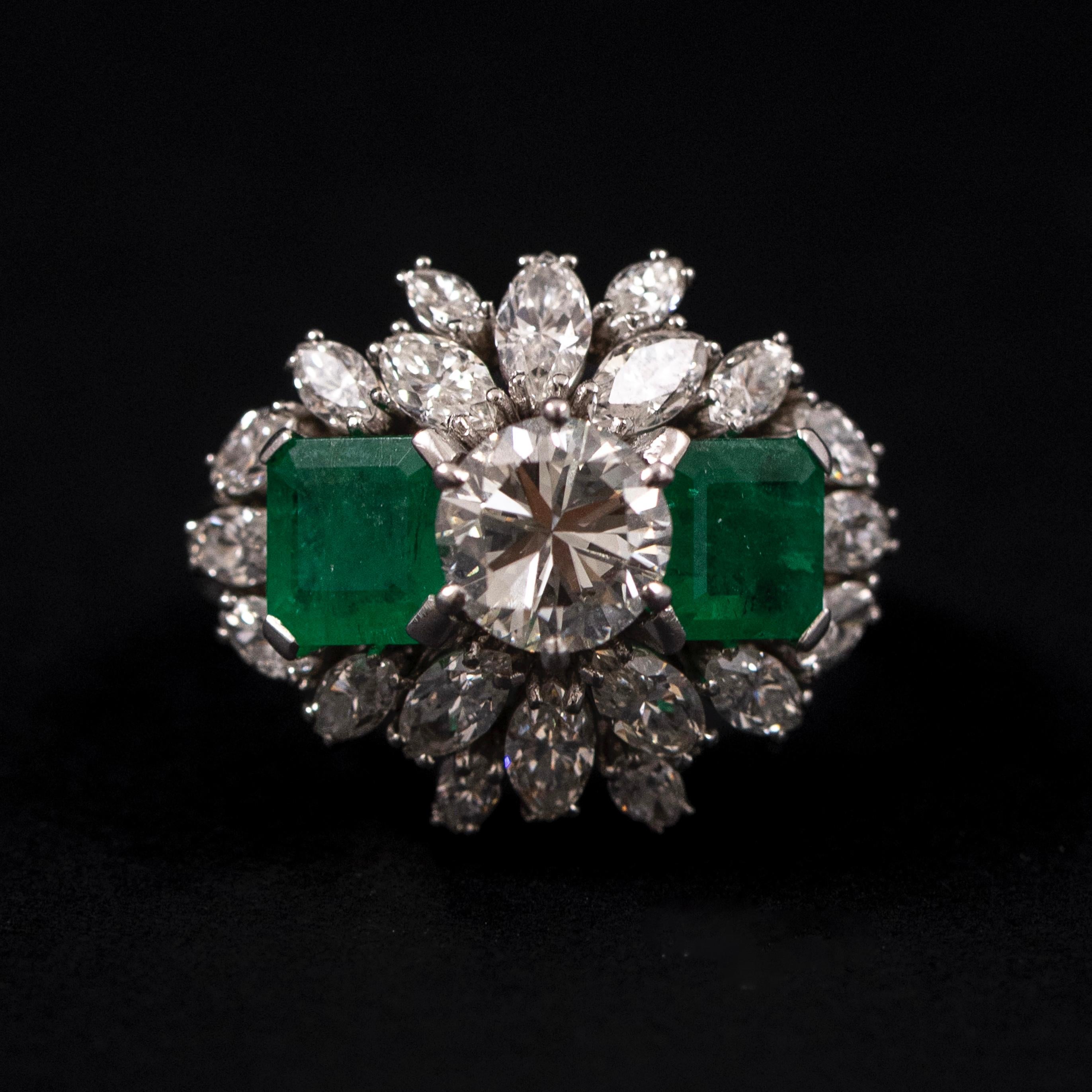 Leitão & Irmão Anillo de cóctel de mediados de siglo con esmeralda y diamantes Platino Años 50-1960 en venta 2