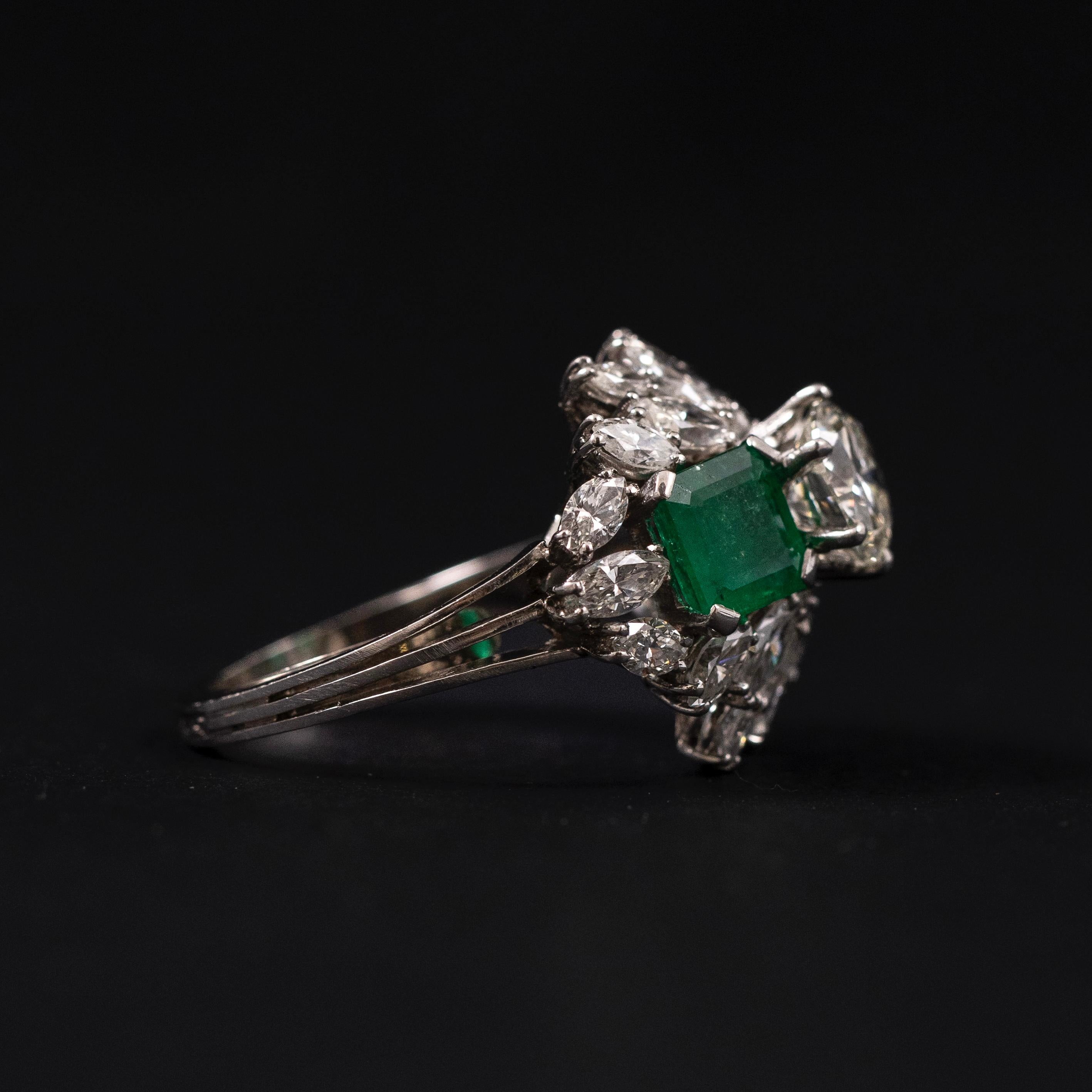 Leitão & Irmão Anillo de cóctel de mediados de siglo con esmeralda y diamantes Platino Años 50-1960 en venta 3