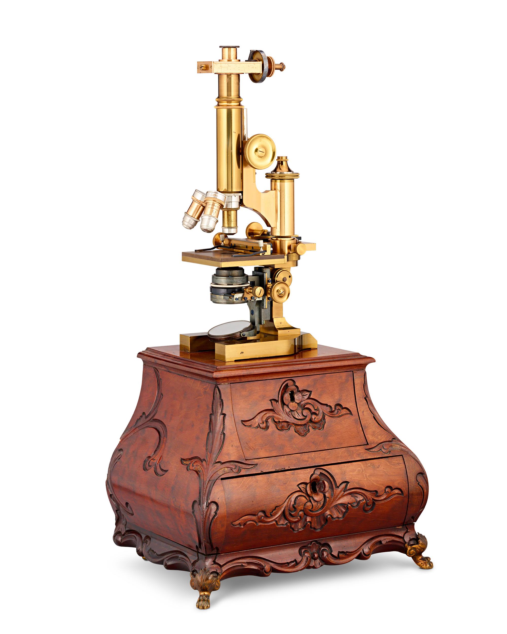 Microscopio compuesto de latón en estuche
Ernst Leitz
Fechado en 1897

Este raro microscopio compuesto de finales del siglo XIX fue fabricado por la renombrada empresa óptica Ernst Leitz GmbH de Wetzlar (Alemania). Excepcional ejemplo de ingeniería