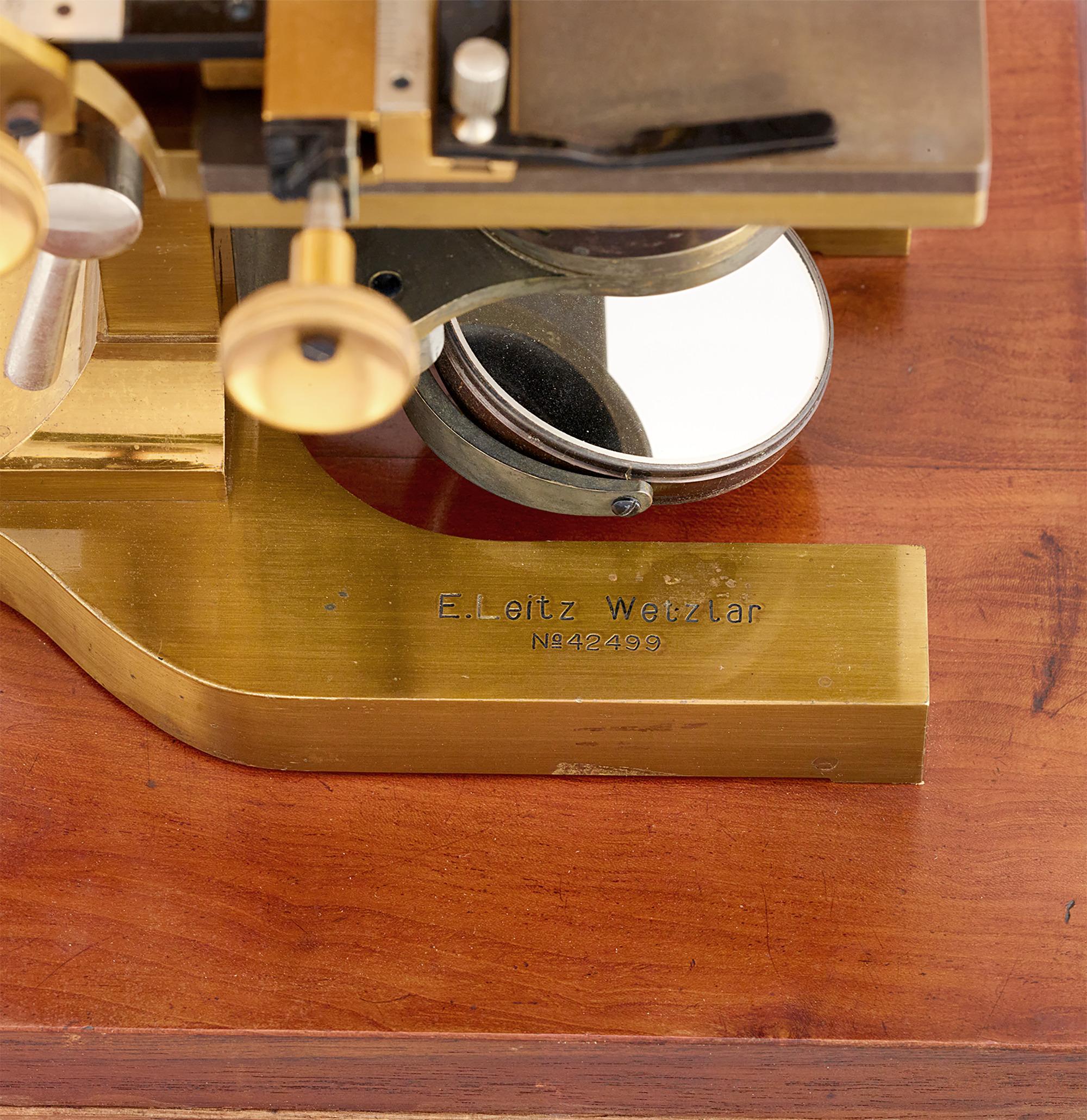 Microscopio compuesto Leitz de latón en venta 3