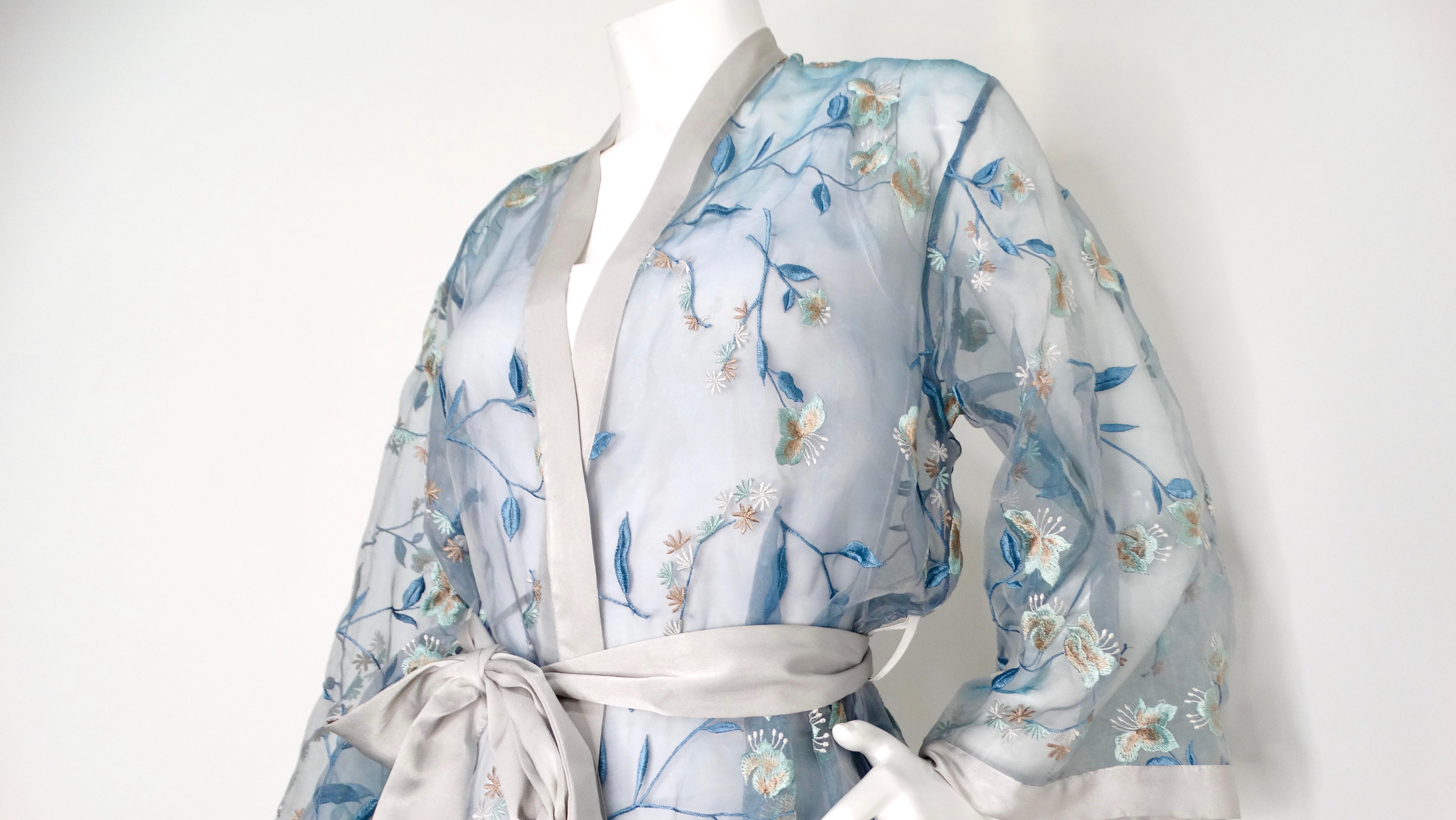 Lejaby Paris Blauer Kimono mit Blumenstickerei circa 1980s (Grau) im Angebot