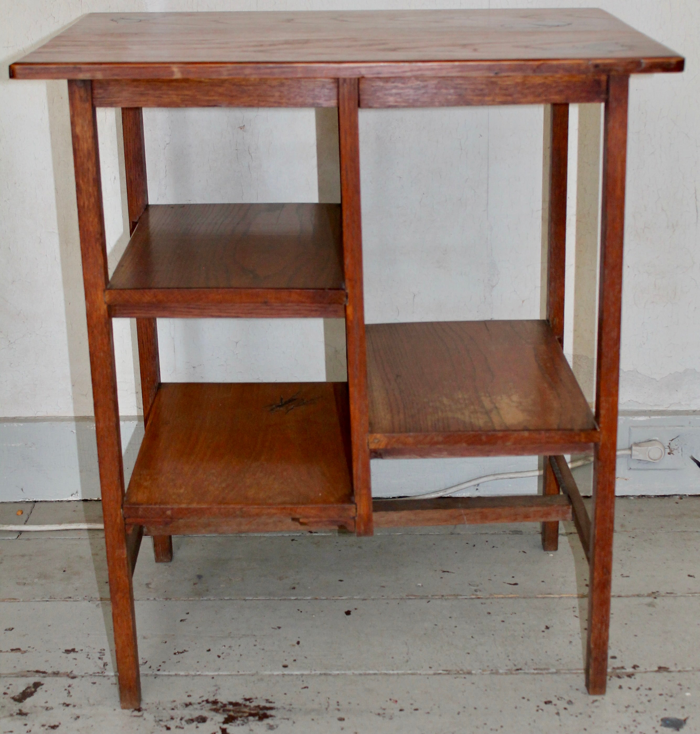 Un Eterget giapponese realizzato in Oak con quattro grandi intarsi di insetti in legno. Le misure in metrica fanno pensare a una manifattura francese o a un ebanista francese in America ( Lejambre, Philadelphia ). Acquistato dalla collezione del NYC