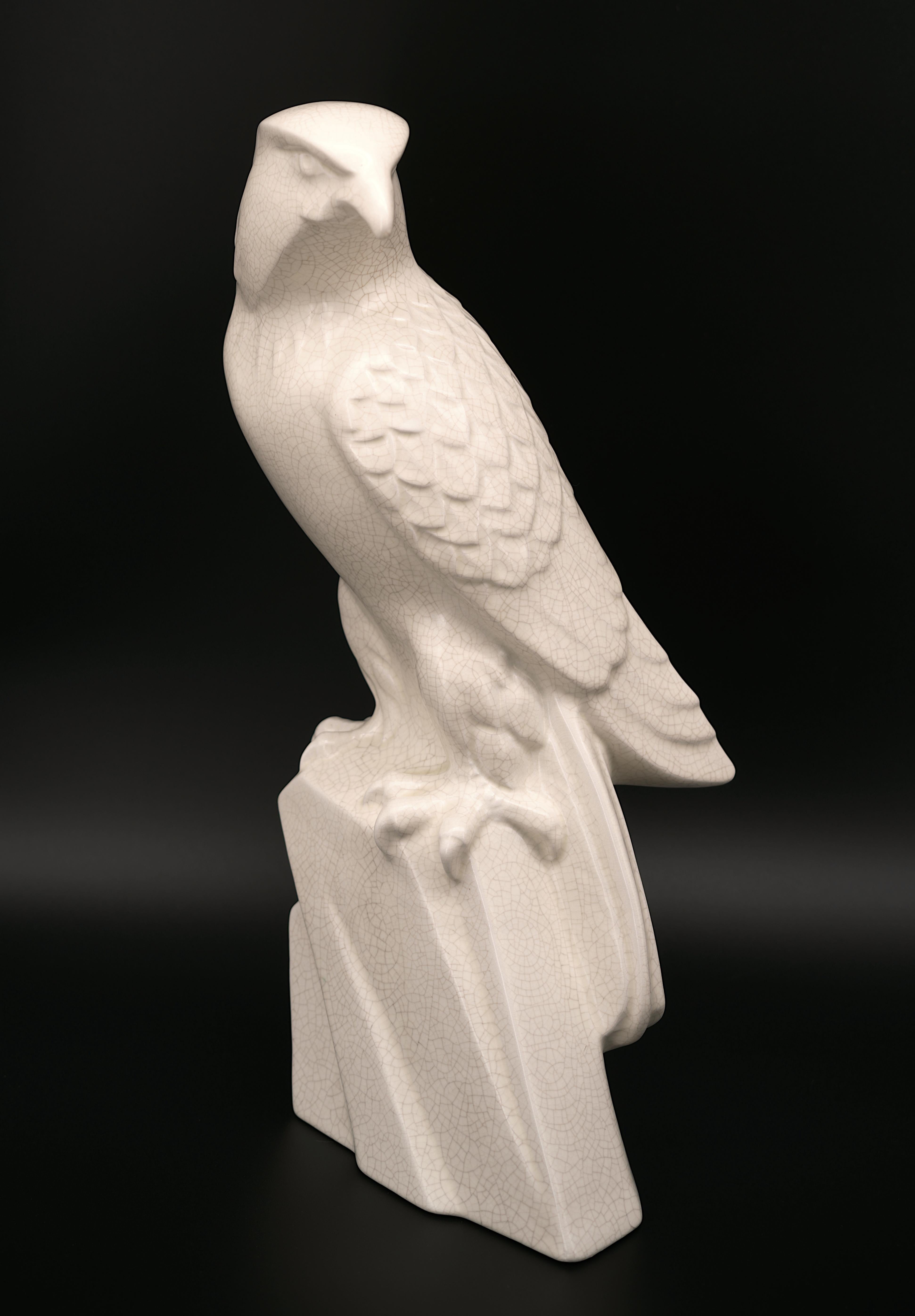 Inizio XX secolo Aquila in ceramica Art Deco Crackle Glaze di LEJAN da Orchies 1920 in vendita