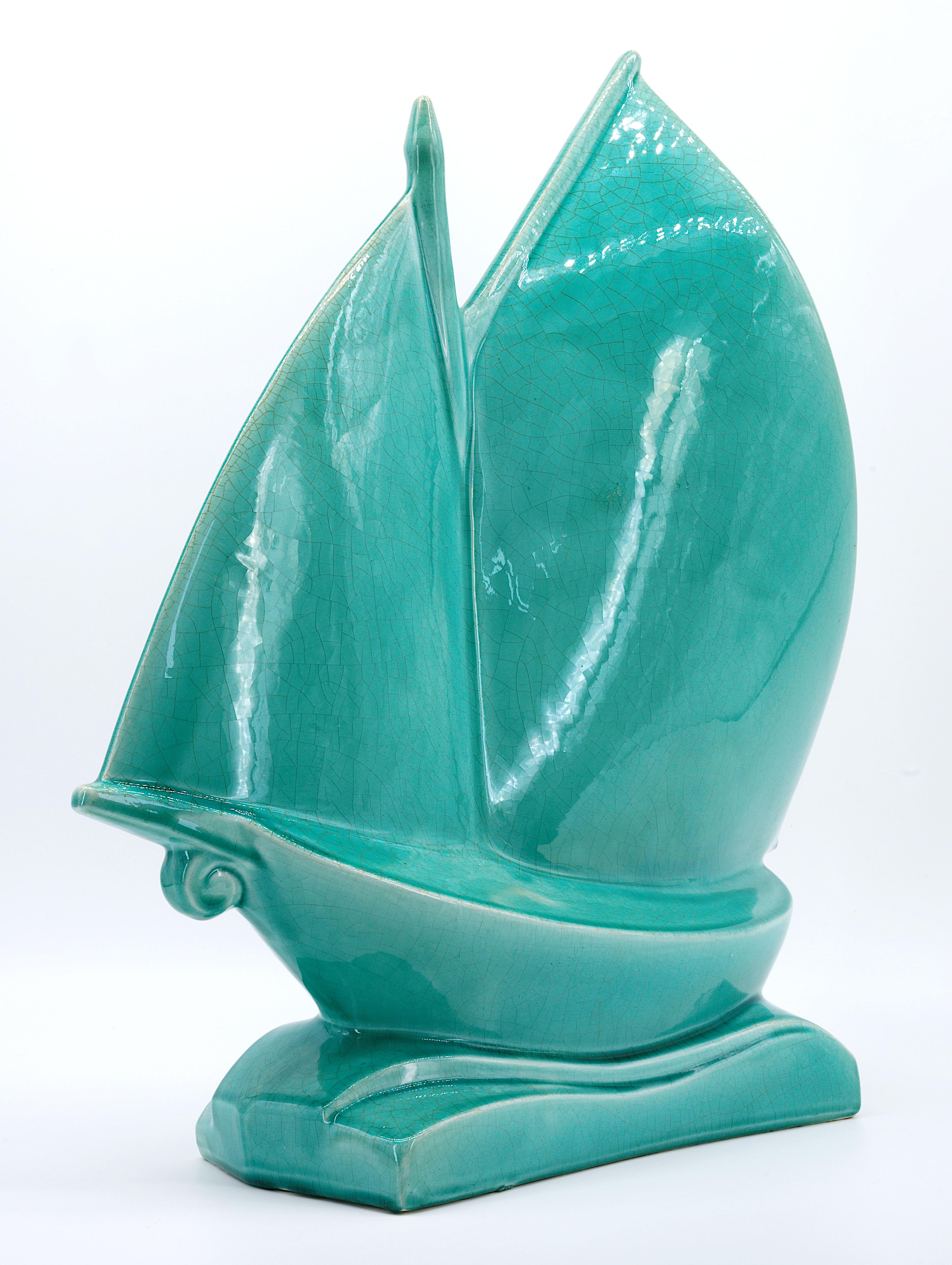 Francese Nave in ceramica Lejan Art Deco con smaltatura a crepe da Orchies 1920 in vendita