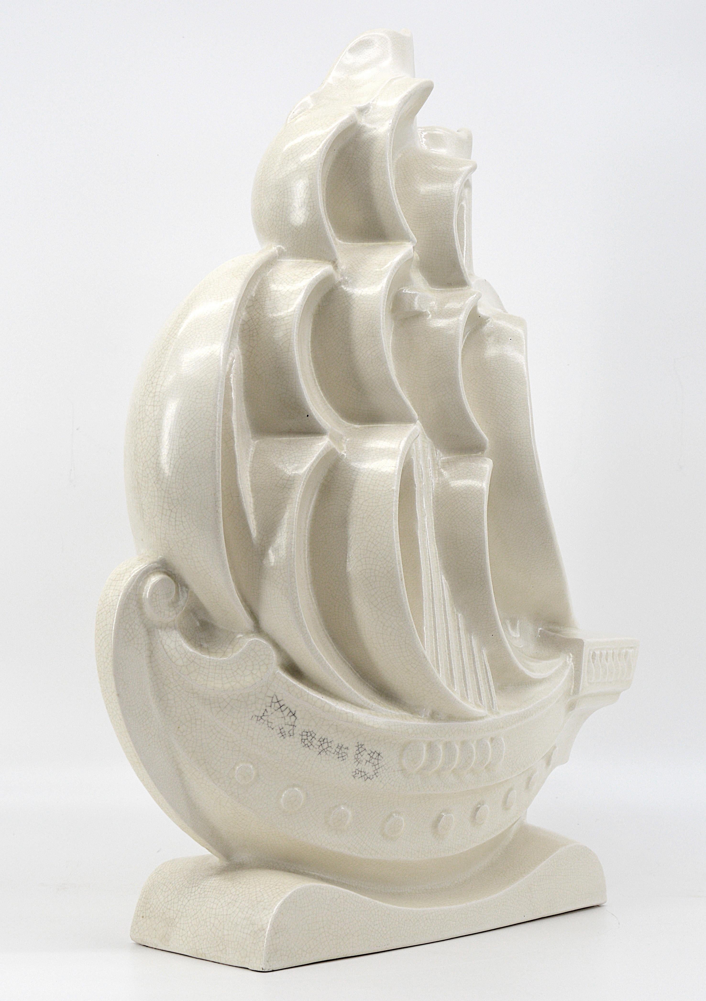 Französische Art-Déco-Keramik-Schiffsskulptur mit Craquelé-Glasur von Lejan bei Orchies, 1930 (Art déco) im Angebot