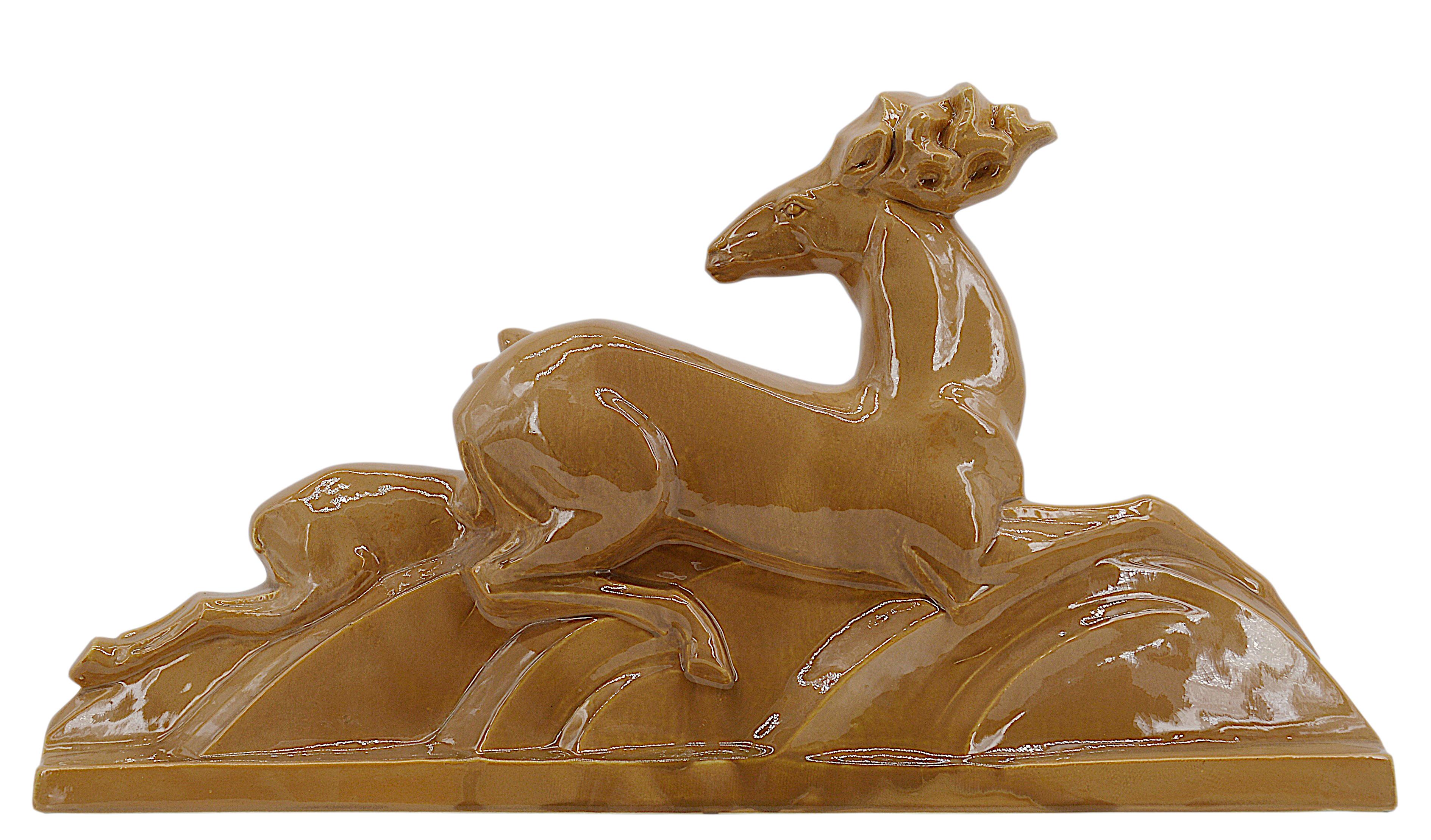 Découvrez cette exceptionnelle sculpture de cerfs en céramique de LEJAN, réalisée en France dans les années 1920. Doté d'une forme esthétique frappante et réussie, ce modèle est extrêmement rare et rarement disponible sur le marché, ce qui en fait