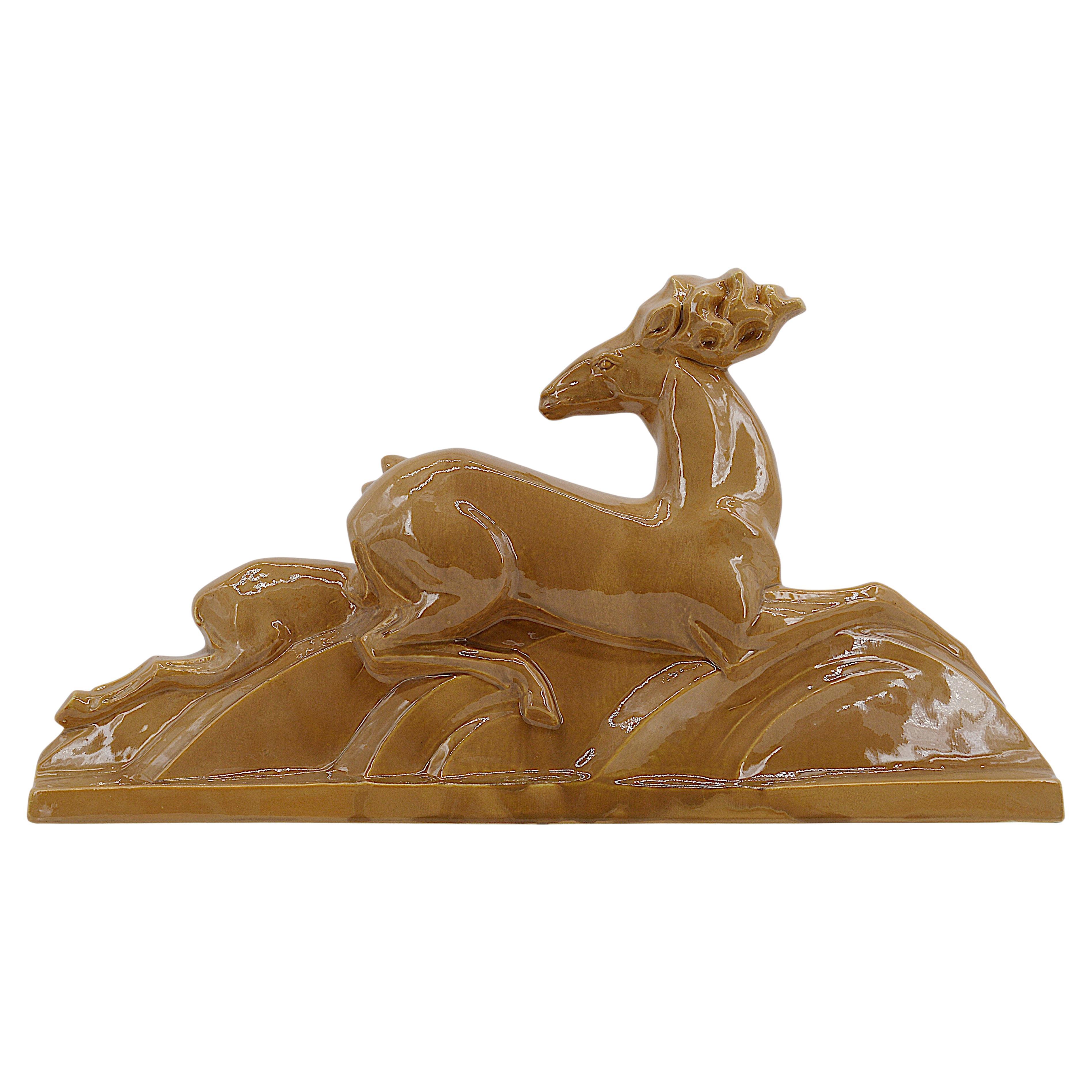 Grande sculpture française Art Déco de cerfs en céramique, 1920