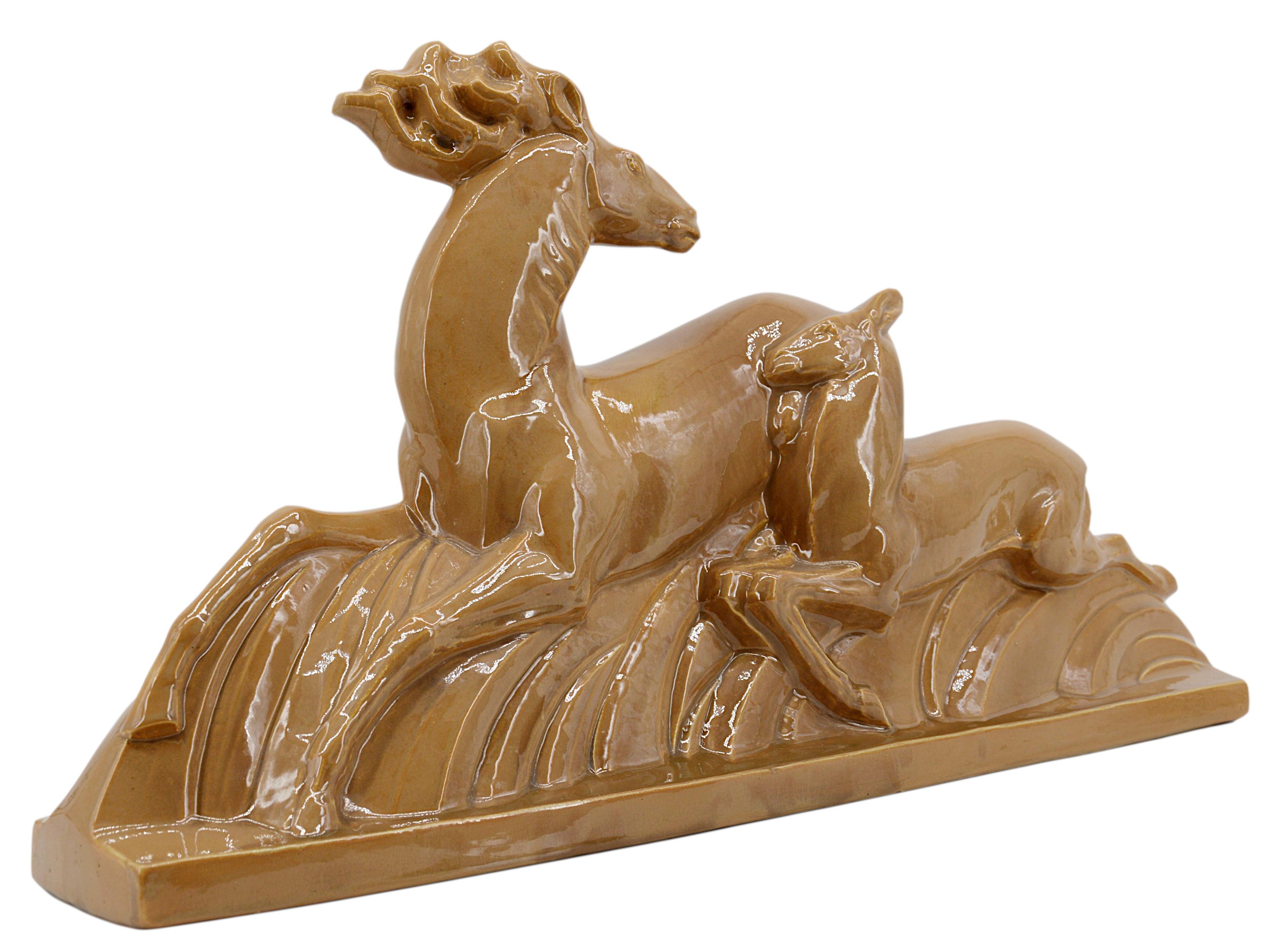 Gran escultura francesa Art Decó de ciervos en cerámica, 1920 principios del siglo XX en venta