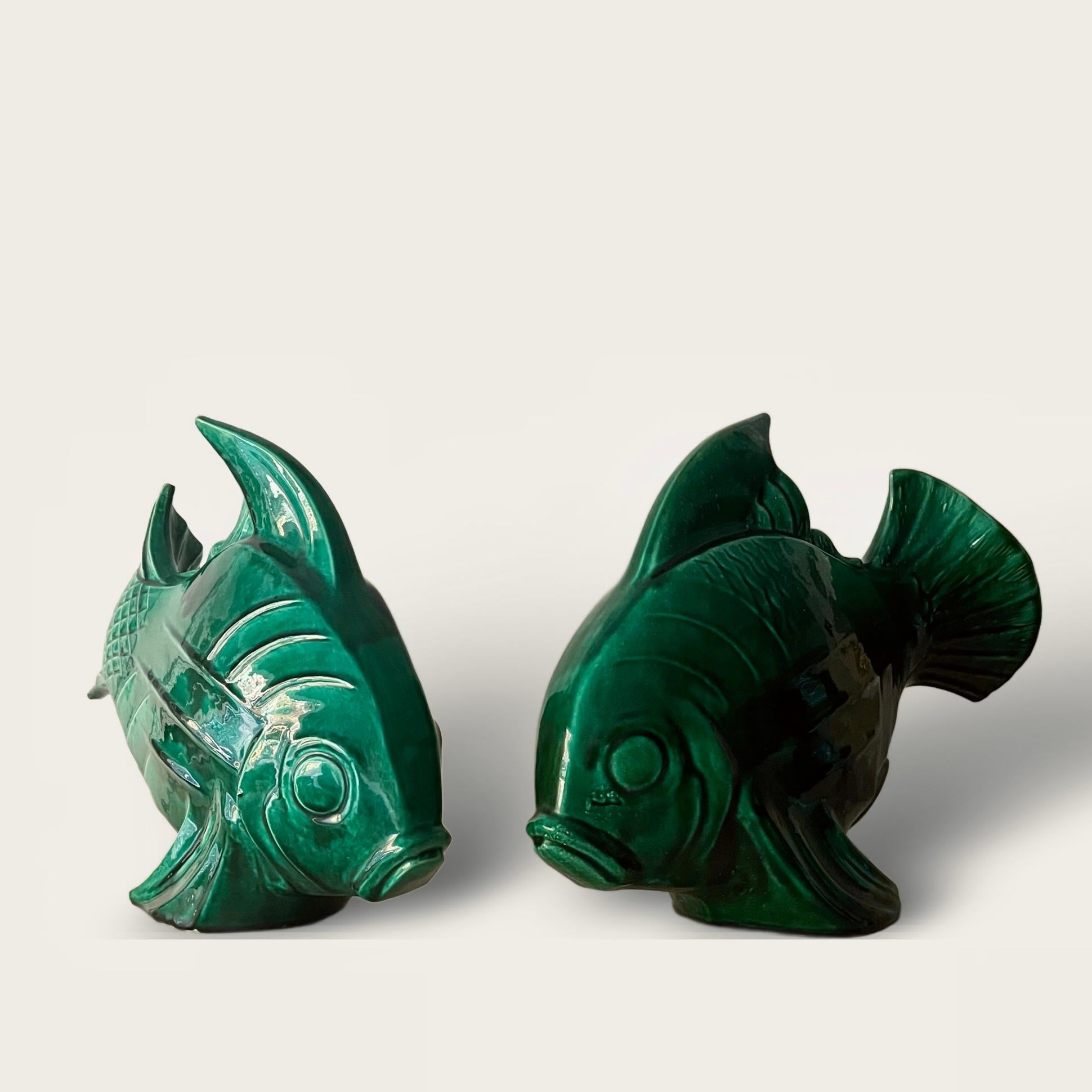 LEJAN Paire de poissons nageurs Art Déco en glaçure verte craquelée. Signé dans le creux