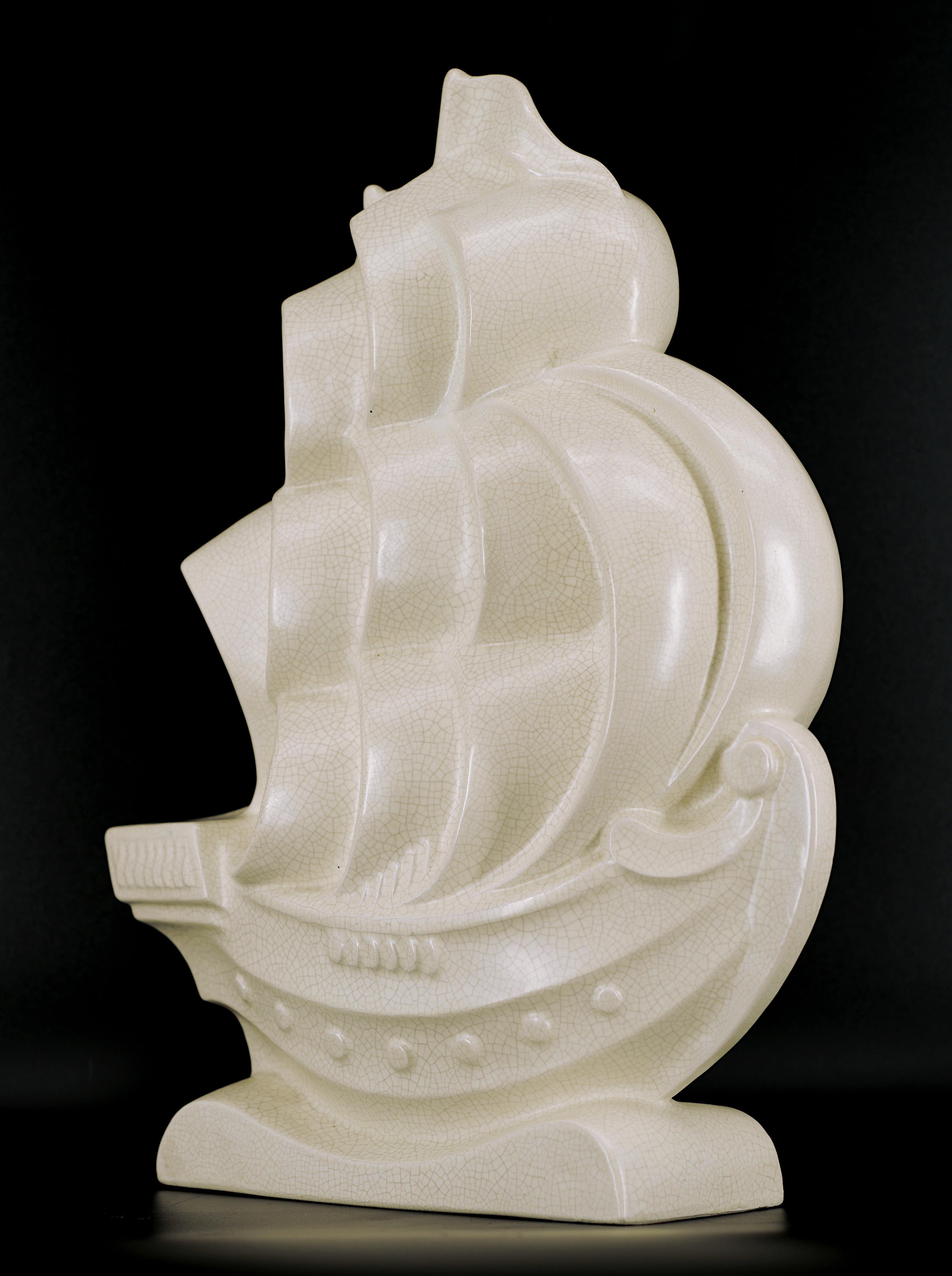 Scultura di nave caravella in ceramica a smalto crepla di LEJAN a Orchies, Francia, 1920 circa. Uno dei più grandi pezzi di ceramica Art Deco con smalto crepla. Misure: Larghezza 38 cm, altezza 48,5 cm. Un must in queste condizioni in qualsiasi