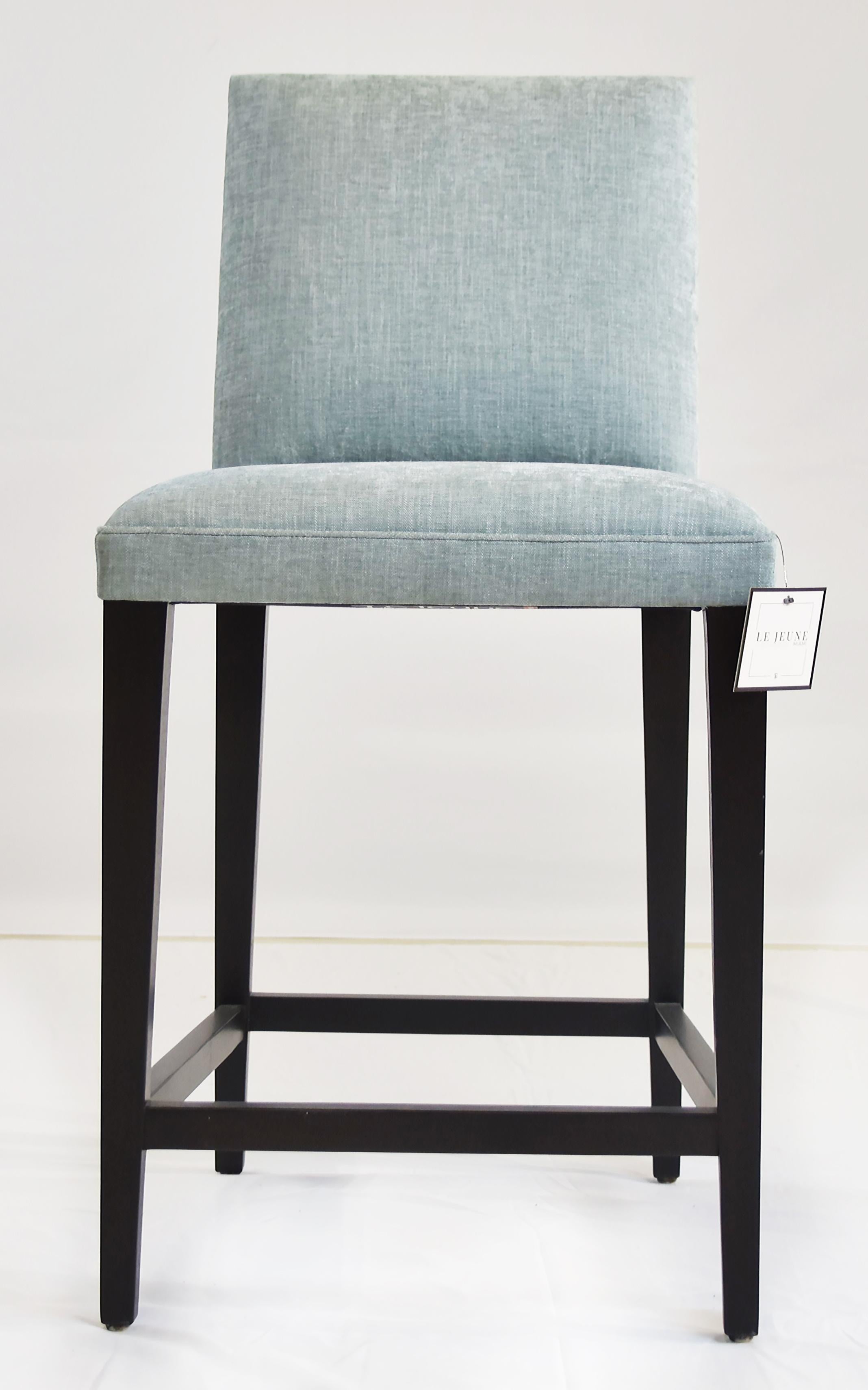    

Le Jeune Upholstery Cutler Counter Stool Floor Model with Wood Footrest

Nous proposons à la vente un tabouret de bar Cutler à hauteur de comptoir, échantillon de salle d'exposition de Le Jeune Upholstery. Le tabouret est doté d'une assise et