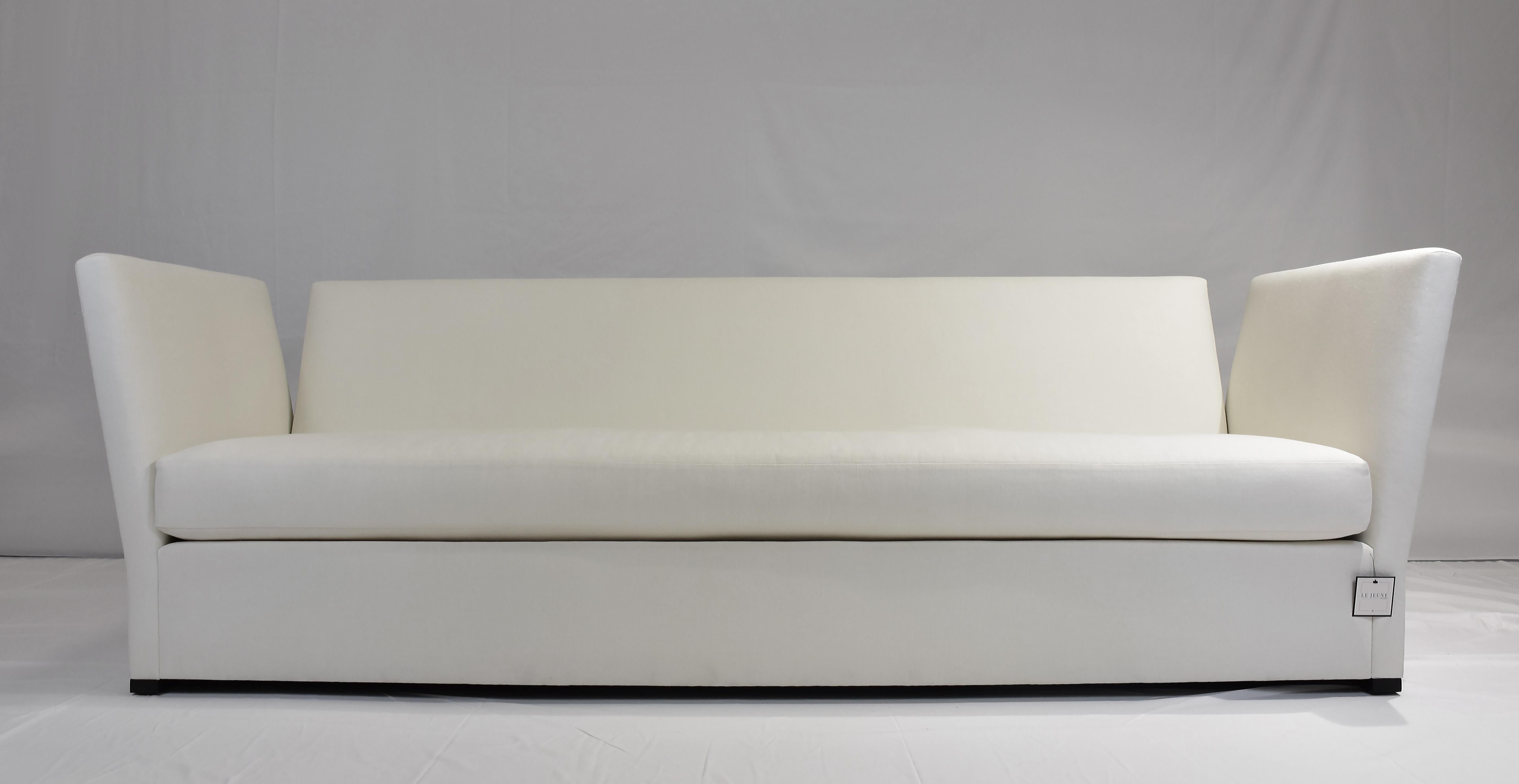 Le Jeune Polsterung Jones Angled Arm Sofa Showroom-Modell im Angebot 1