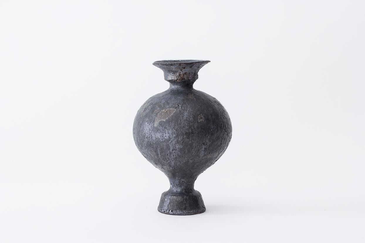 Vaso in gres Lekytho di Raquel Vidal e Pedro Paz
Dimensioni: 24 x 16 cm
Materiali: Ceramica scolpita a mano e smaltata

I pezzi sono costruiti a mano in gres bianco con grog, e spazzolati con mix di smalti sperimentali e superficie strutturata,