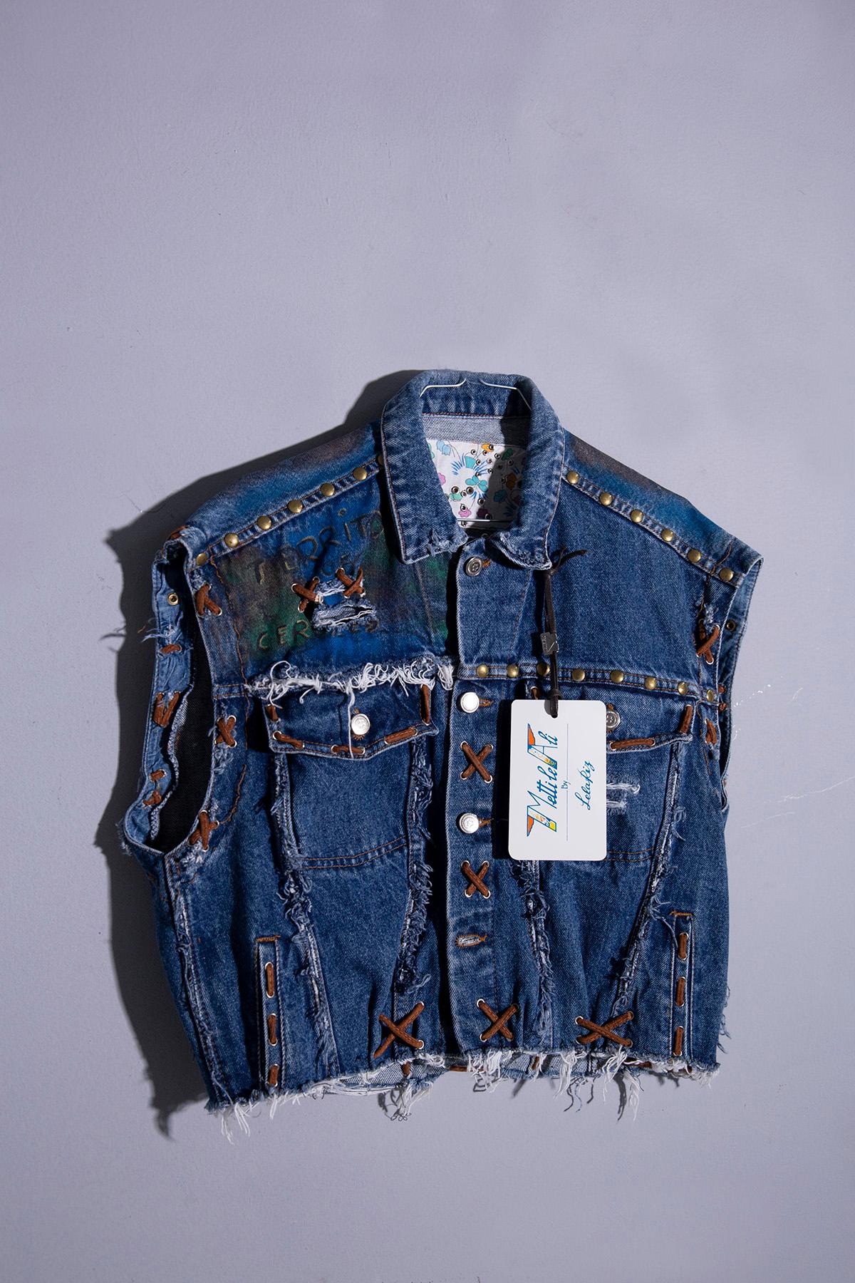 
Die ärmellose Jacke von LELERIZ Jeans, Kollektion 2023, ist ein einzigartiges und exklusives Kleidungsstück, perfekt für alle, die sich stilvoll abheben wollen. Dieses Kleidungsstück ist aus hochwertigem Denim gefertigt und mit einer raffinierten