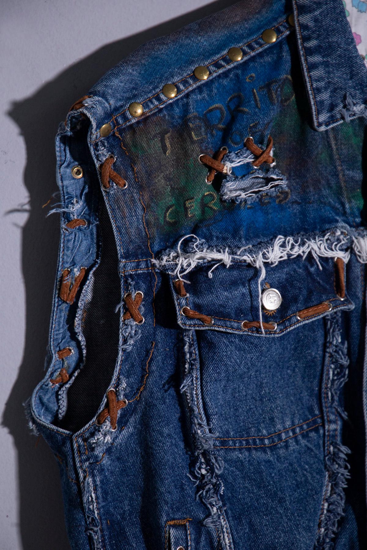 Lela Riz Jeansjacke mit Nieten im Angebot 1
