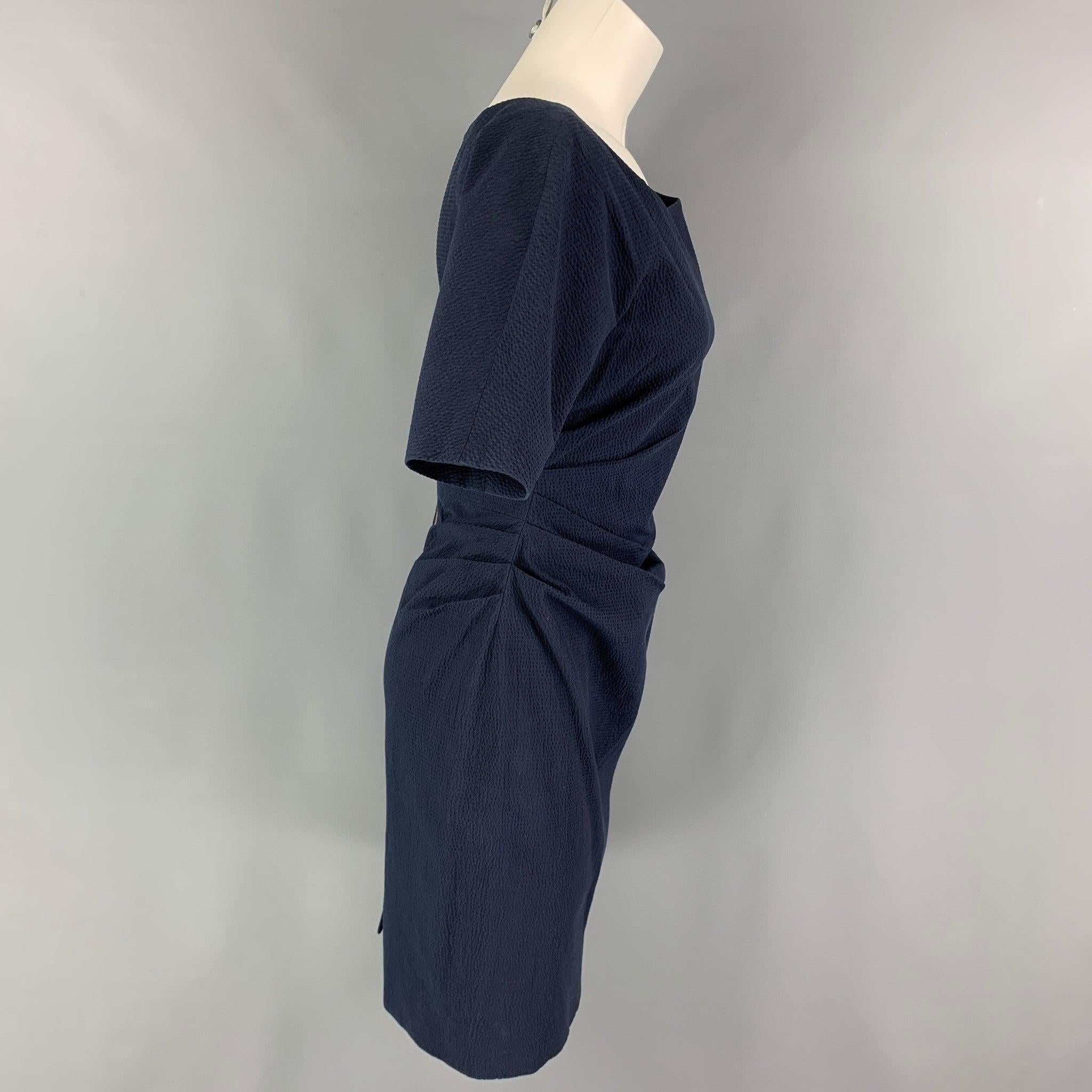 LELA ROSE dress comes in a navy seersucker cotton blend featuring side pleated designs, shorts sleeves, and a bacl zipper closure.
Very Good
Pre-Owned Condition. 

Marked:  6 

Measurements: 
 
Shoulder: 1 inches Bust:
31 inches Waist: 26 inches