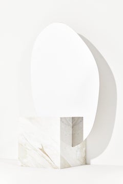 LELA White, mármol Calacatta, espejo moderno y escultural