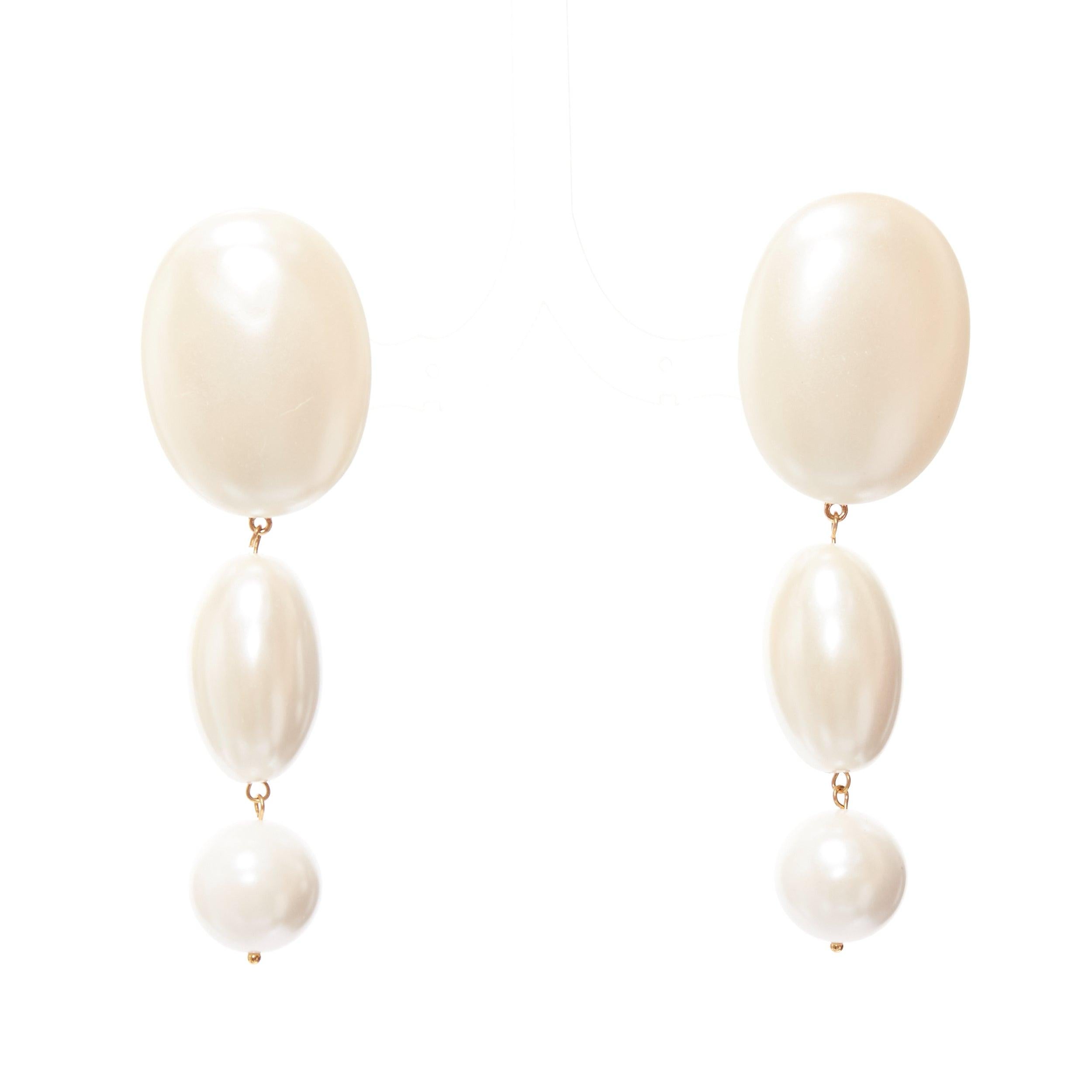 LELE SADOUGHI cream big geometric faux pearls drop pin earrings
Reference: AAWC/A01231
Brand: Lele Sadoughi
Material: Faux Pearl
Color: Cream, Gold
Pattern: Solid
Closure: Pin
Lining: Gold Metal

CONDITION:
Condition: Fair, this item was pre-owned