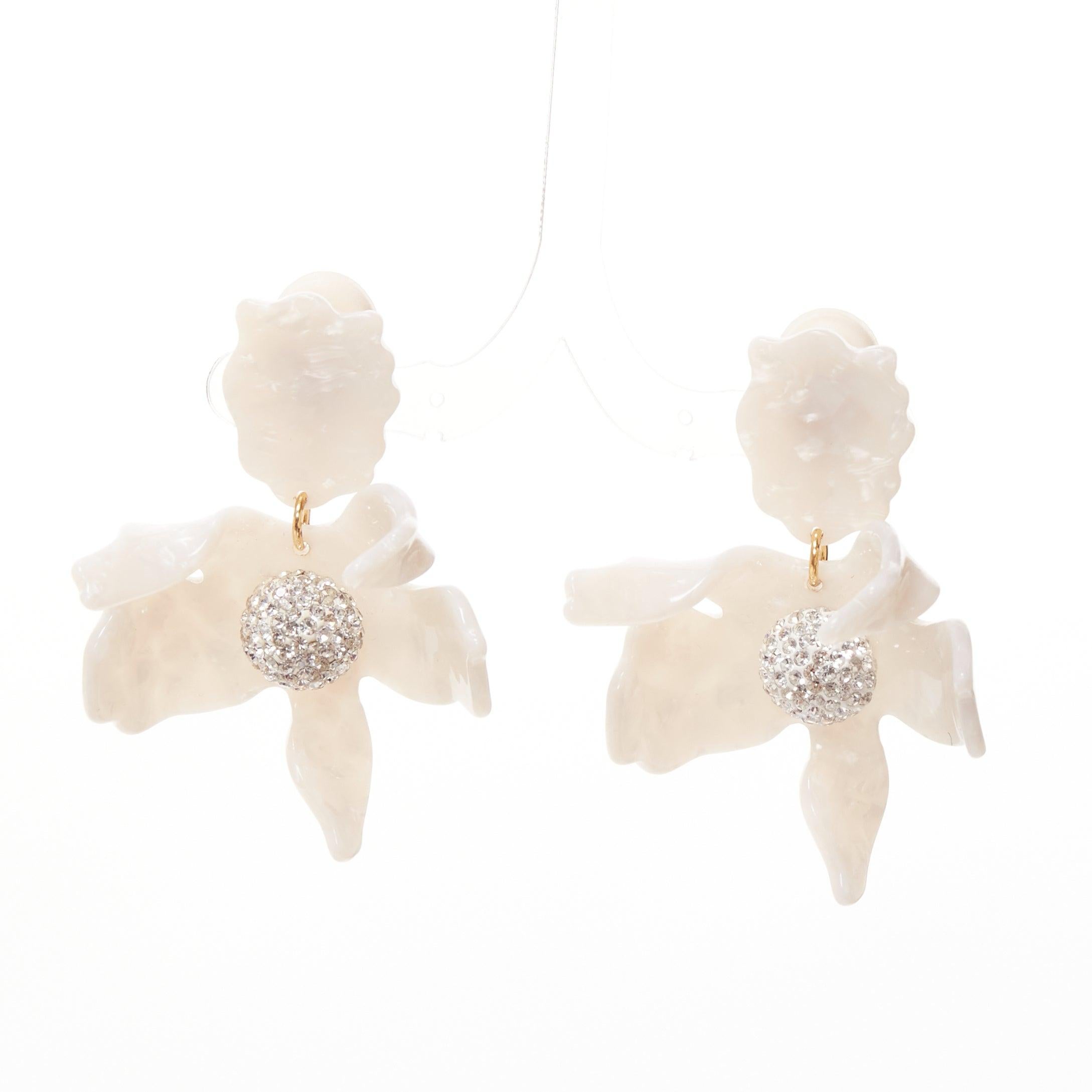 LELE SADOUGHI white marbled acrylic flower silver crystals clip on earrings
Reference: AAWC/A01230
Brand: Lele Sadoughi
Material: Acrylic
Color: White, Silver
Pattern: Floral
Closure: Clip On
Lining: Gold Metal

CONDITION:
Condition: Very good, this