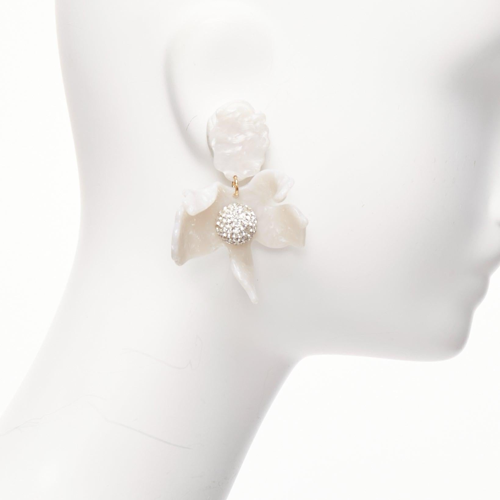 LELE SADOUGHI orecchini a clip con fiore acrilico marmorizzato bianco e cristalli d'argento In condizioni buone in vendita a Hong Kong, NT