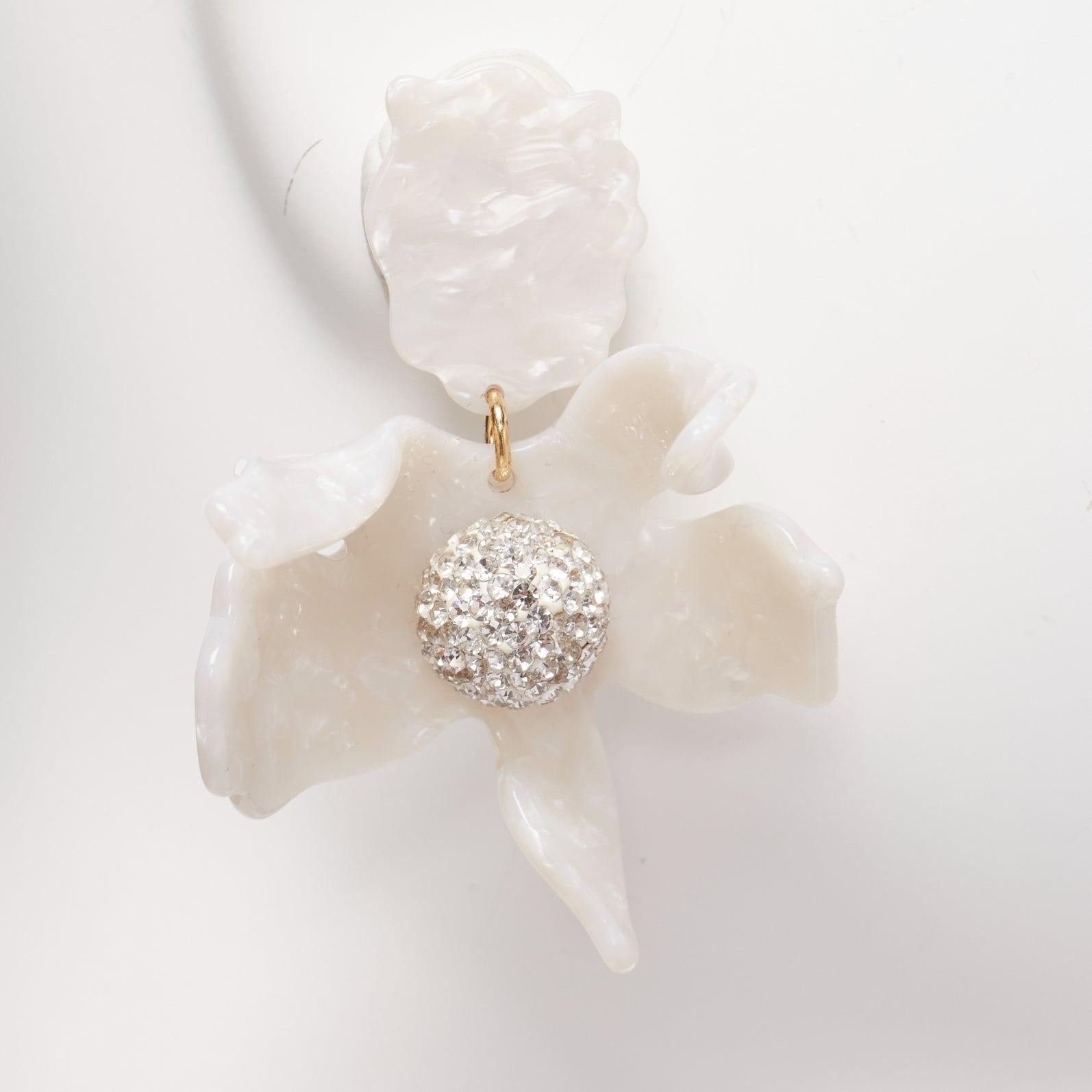 Donna LELE SADOUGHI orecchini a clip con fiore acrilico marmorizzato bianco e cristalli d'argento in vendita