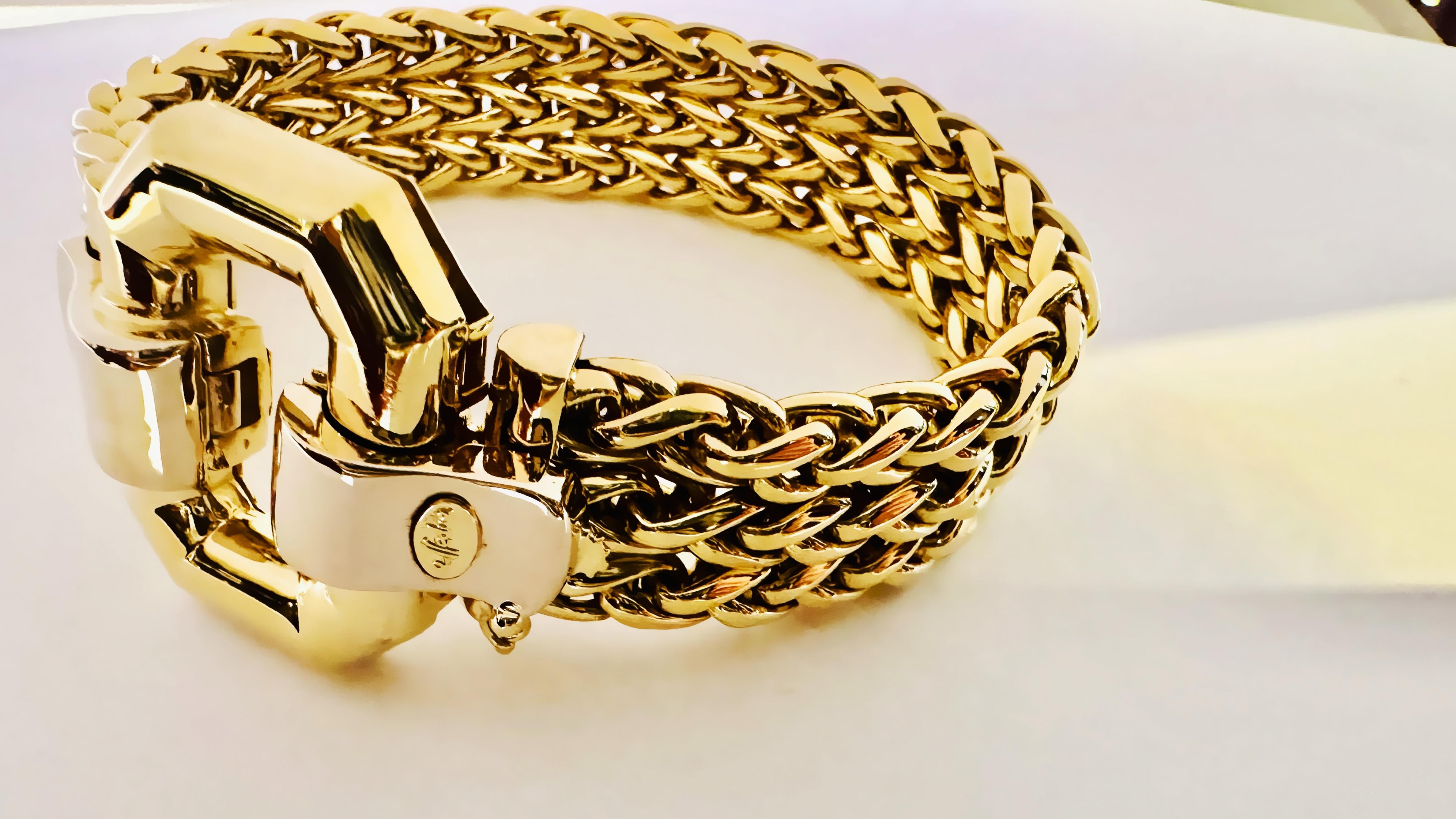 Ce bracelet semi-rigide en or 18 carats bicolore est un chef-d'œuvre de l'artisanat italien. Les maillons entrelacés, travaillés avec précision, combinent l'or jaune et l'or blanc pour créer un design unique, dynamique et sophistiqué. D'une longueur