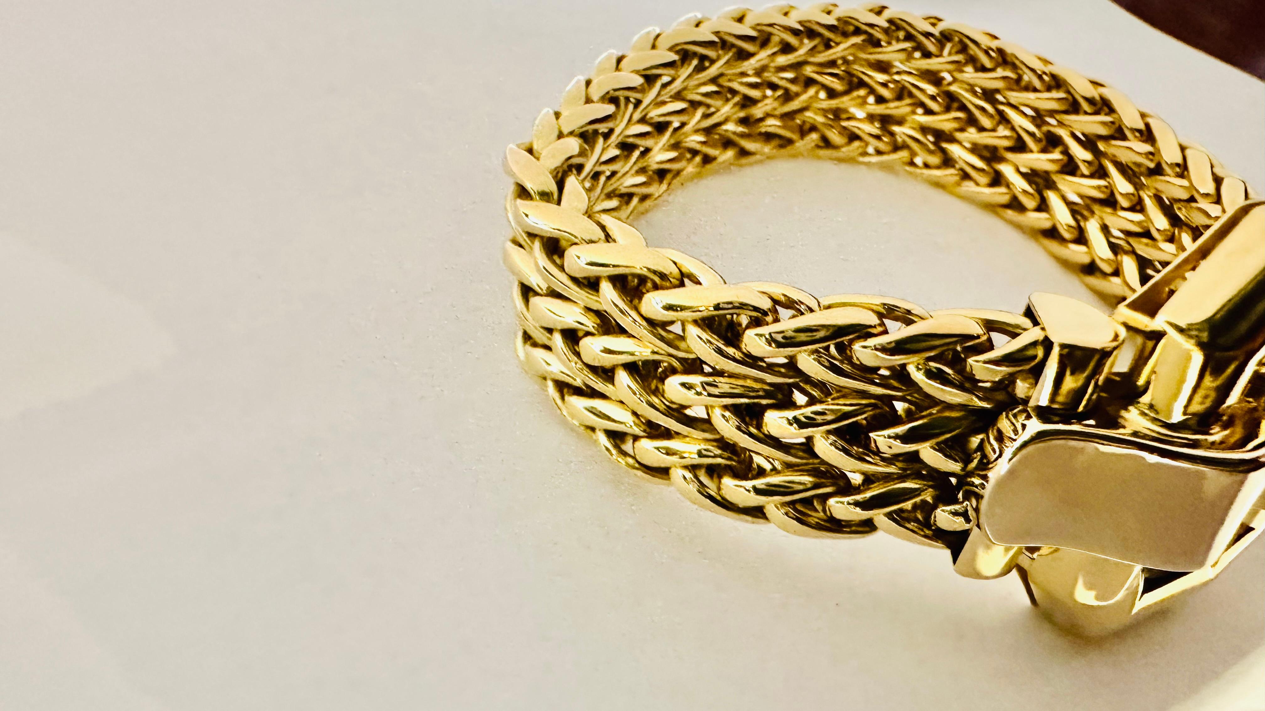 L'élégance tissée de l'or bicolore 18 carats en vente 1