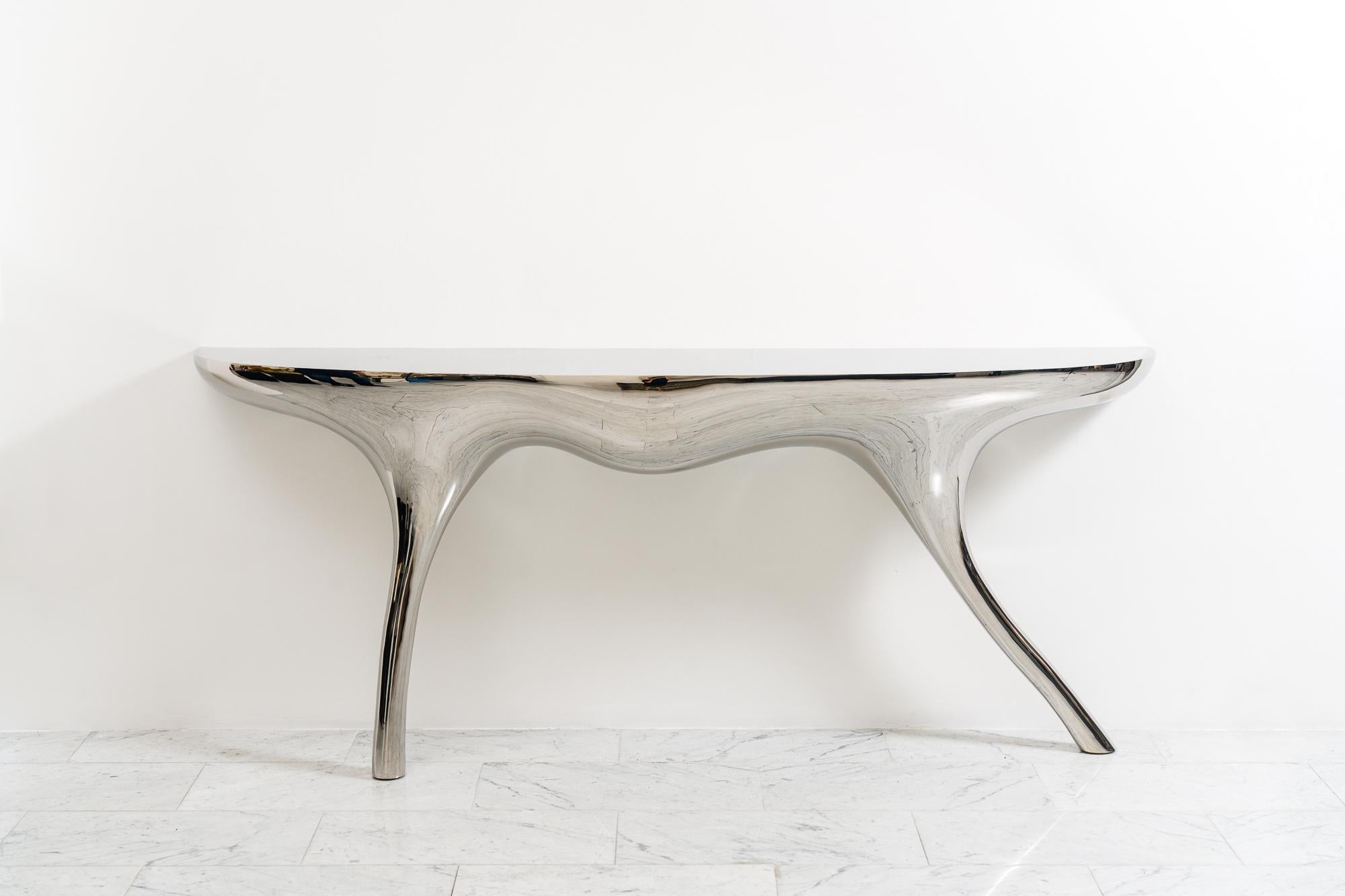 Alex Roskin’s L’éléphant Console reflects the artist’s modernist and primitivist influences. His works blend functional design with modernist sculptural references. A natural successor of innovative artists such as Richard Serra, Jean Arp, and