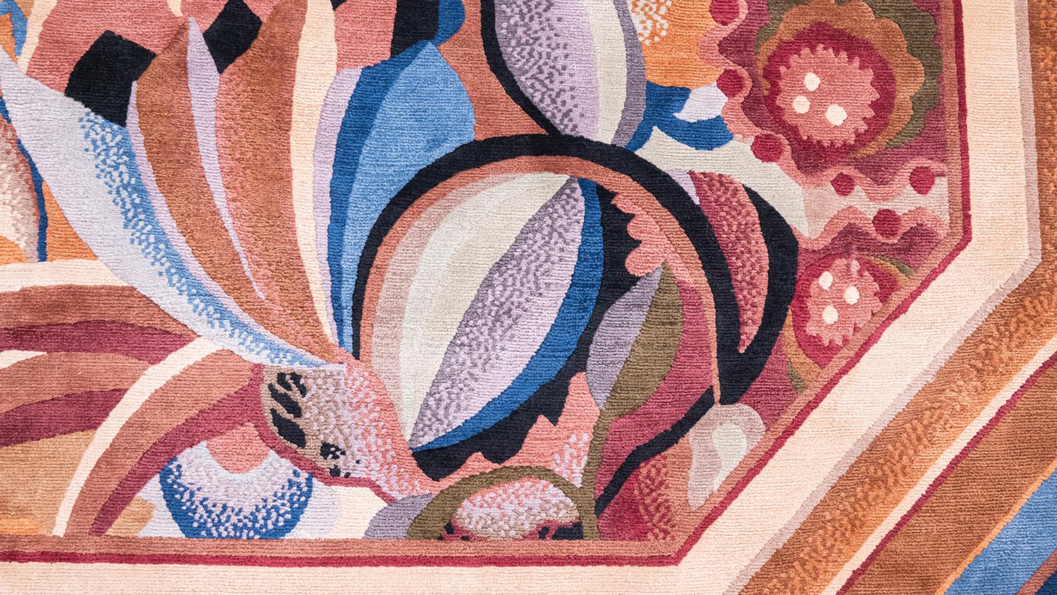 Tappeto a motivi floreali rosa nudo blu ornamento luminoso - Leleu Pauline Orangery in vendita 4
