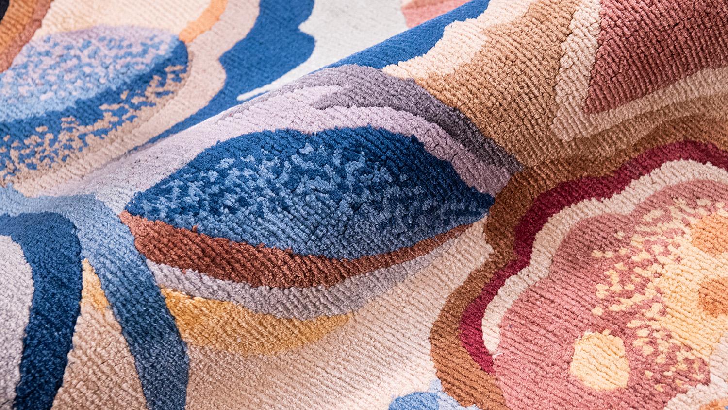 Tappeto a motivi floreali rosa nudo blu ornamento luminoso - Leleu Pauline Orangery in vendita 9
