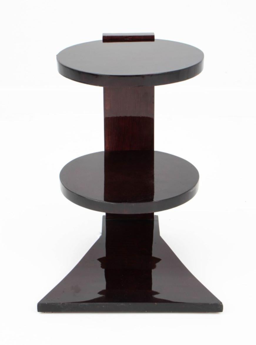 Table d'appoint à deux niveaux en palissandre de style Leleu Art Déco, avec deux étagères circulaires suspendues au-dessus d'une base triangulaire. 22.25