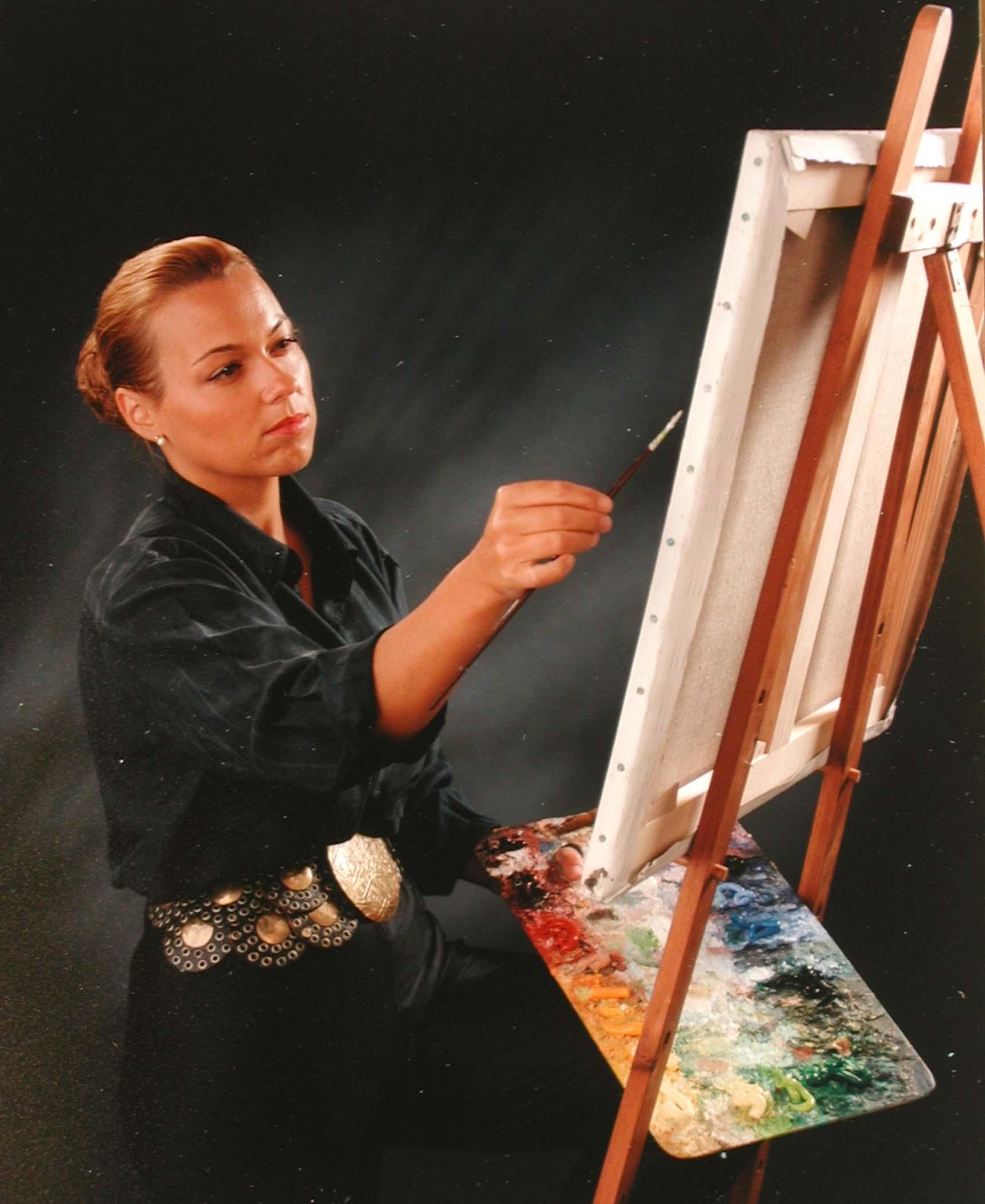 L'art rencontre quelque chose mais nous ne sommes pas tout à fait sûrs de ce que c'est par Lélia Pissarro (b. 1963)
Acrylique, feuille d'or et résine sur toile
130 x 97.4 cm (38 ³/₈ x 51 ¹/₈ pouces)
Signé et titré au dos

Littérature
Lélia Pissarro,