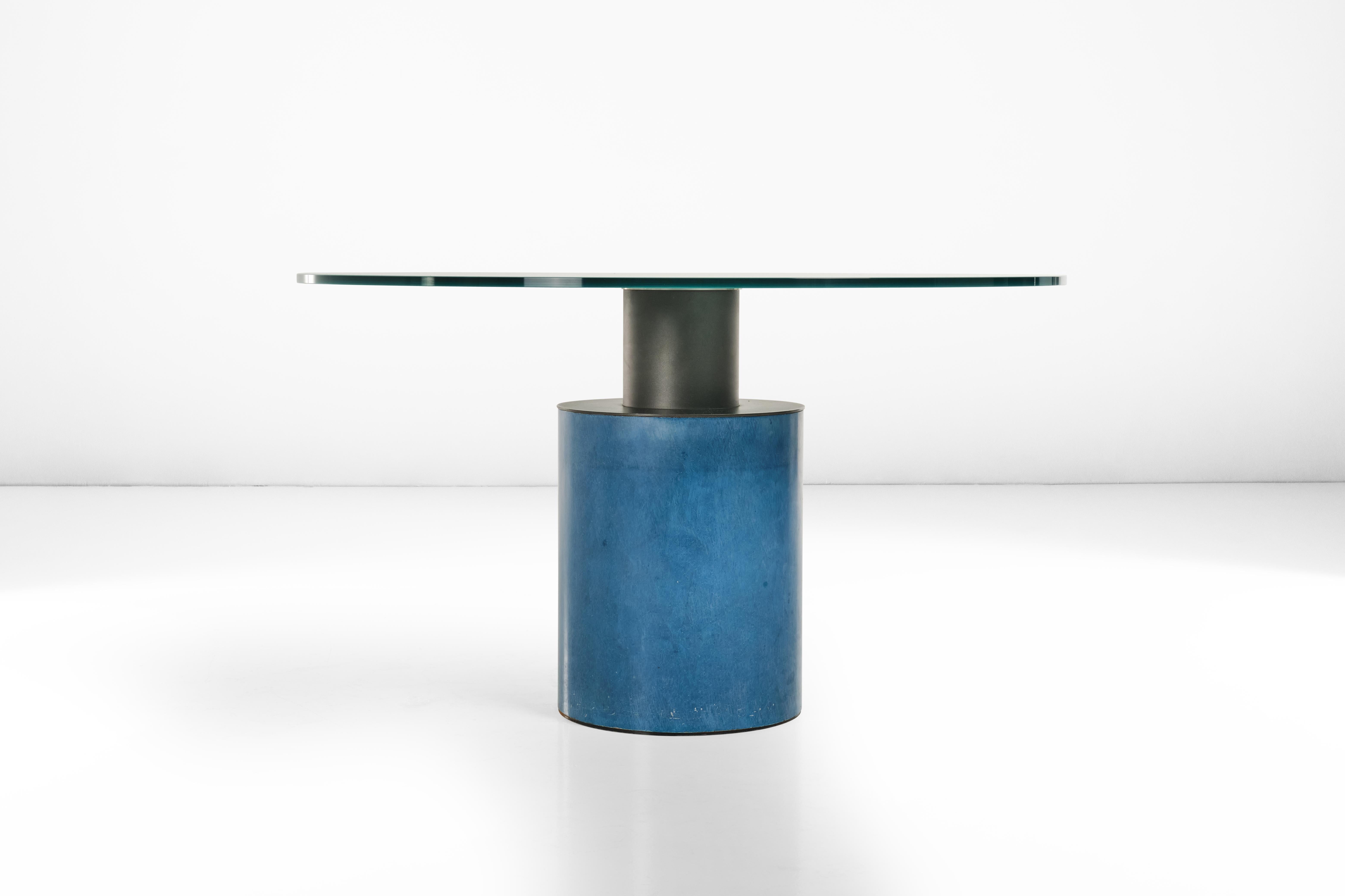 Elegant und skulptural, so leicht wie seine Glasplatte und so solide wie die Geometrien, aus denen er besteht, ist der Tisch Creso ein Klassiker des italienischen Designs. Er wurde 1989 mit dem Compasso d'Oro ausgezeichnet und verbindet Schlichtheit