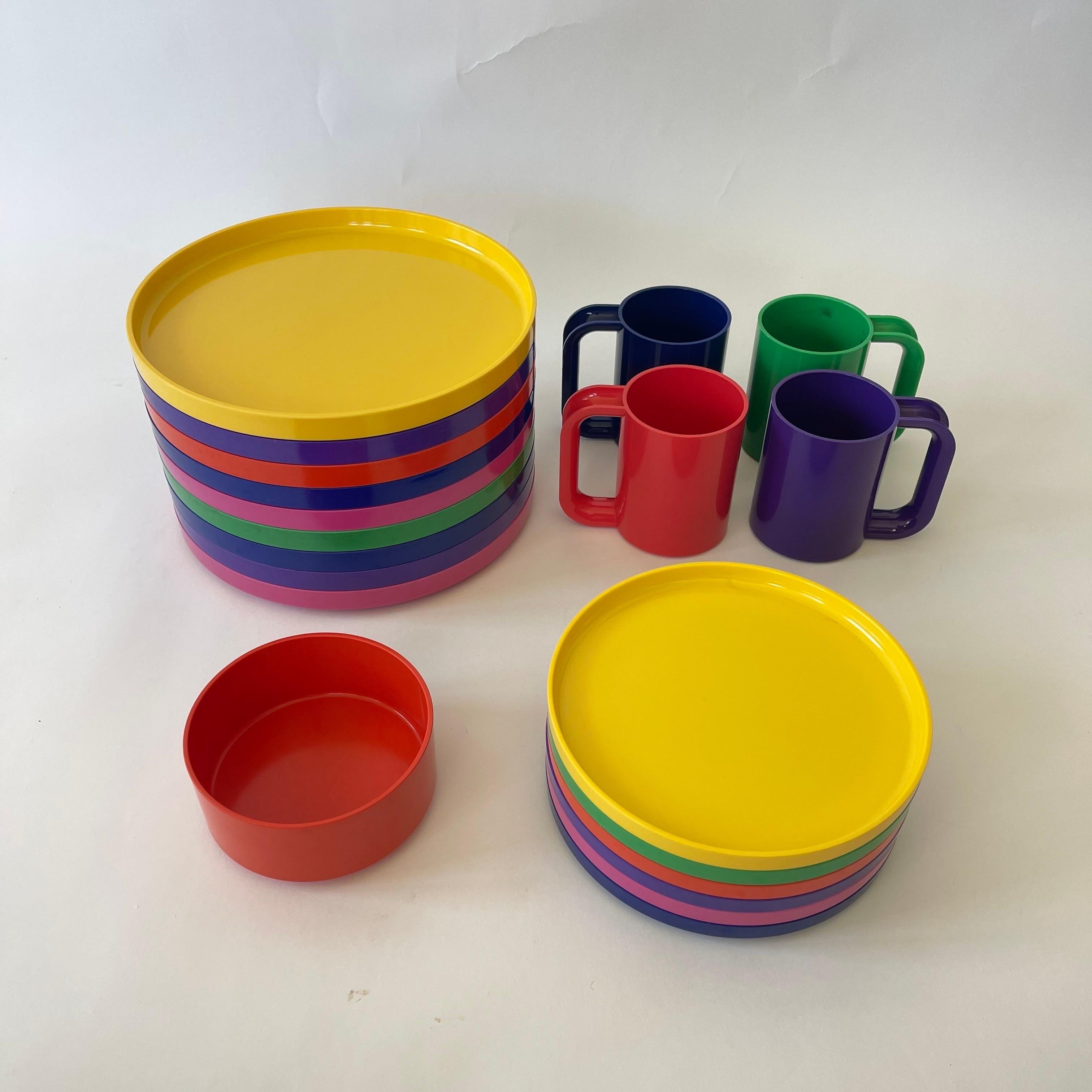 Original juego vintage Rainbow de 20 piezas de Vajilla Max - Hellerware, los platos y el cuenco son de melamina moldeada y las tazas son de poliestireno moldeado.  El arco iris de colores incluye azul morado rosa rojo verde y amarillo.  Diseñada por
