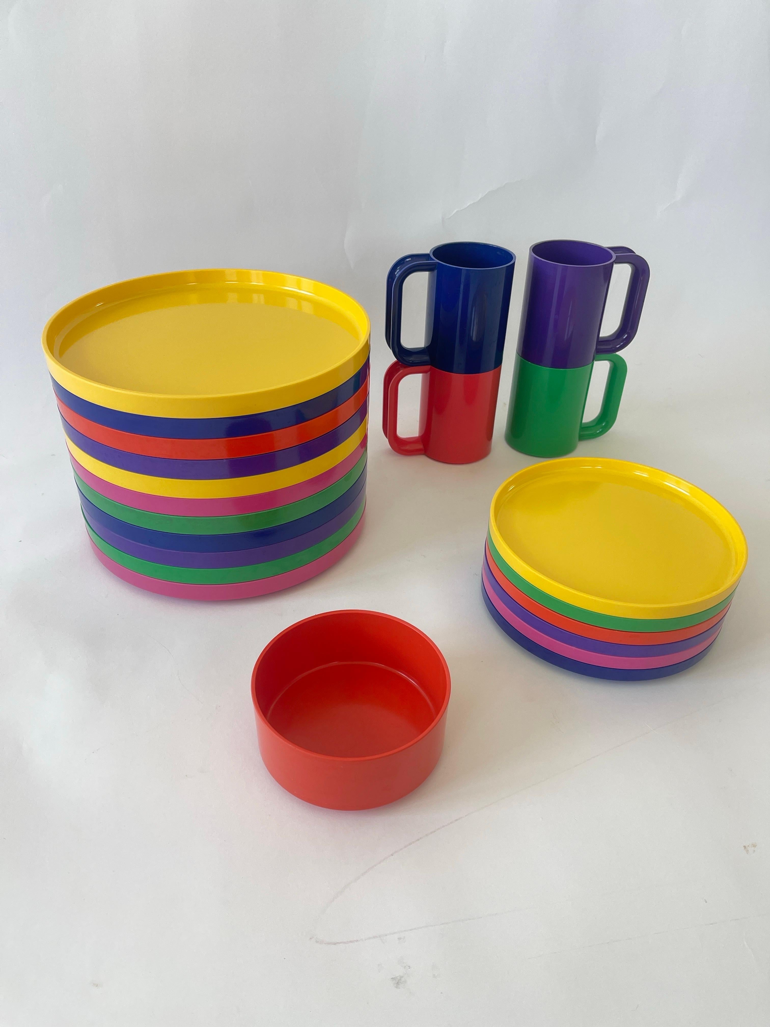 Originale set vintage Rainbow di 22 pezzi di stoviglie Max - Hellerware, i piatti e la ciotola sono realizzati in melamina stampata e le tazze sono realizzate in polistirolo stampato.  L'arcobaleno di colori comprende blu, viola, rosa, rosso, verde
