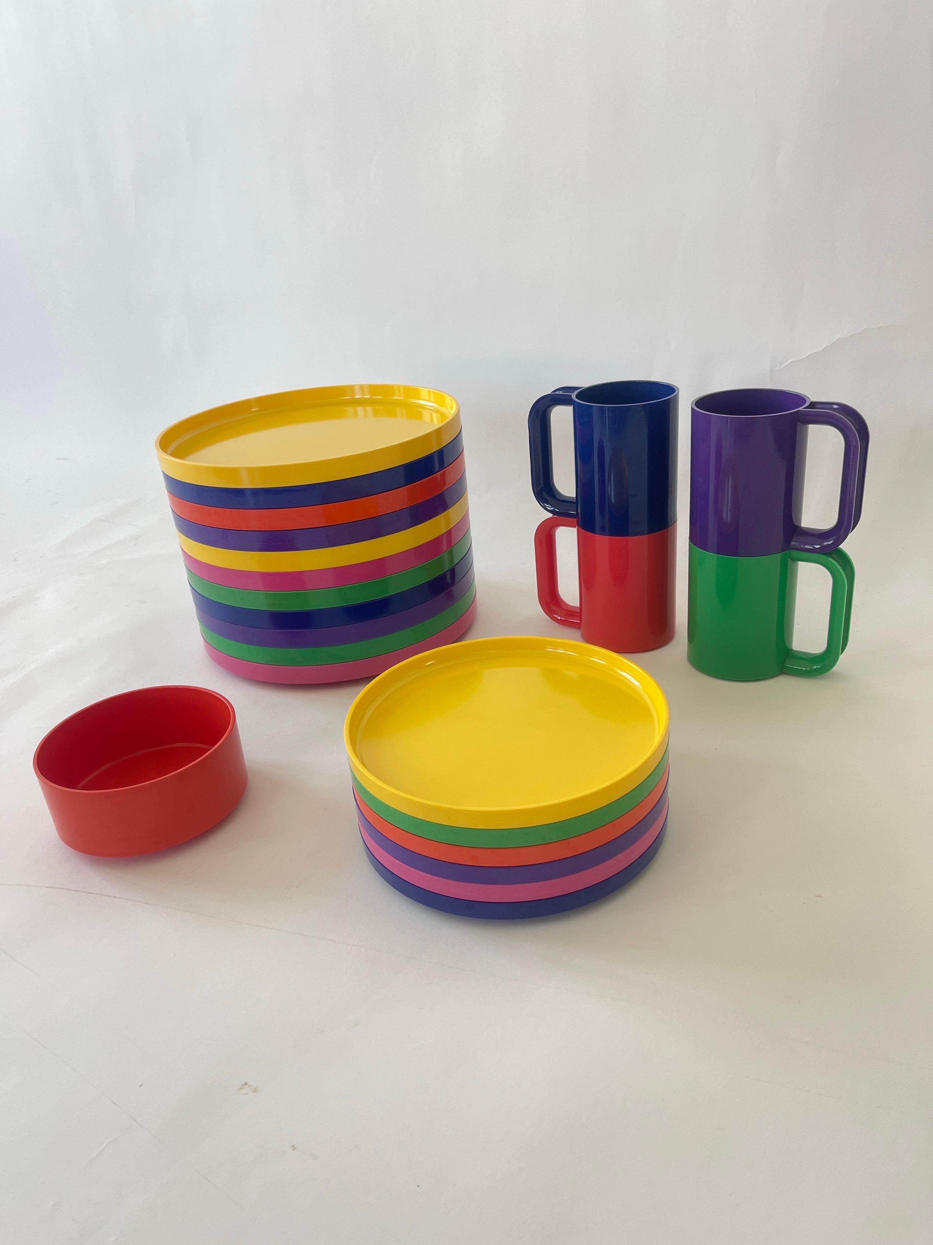 Mid-Century moderno Lella & Massimo Vignelli Massimo Vignelli Hellerware Rainbow set di 22 piatti in vendita