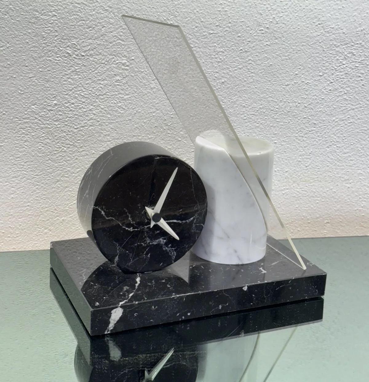 Lella & Massimo Vignelli Style Marble Desk Clock 1980's Design.

Geometrically shaped clock made in the 1980s entirely of two-tone marble, black white and a plexiglass plate.

300 copies worldwide (number 46/300)

The item is in excellent