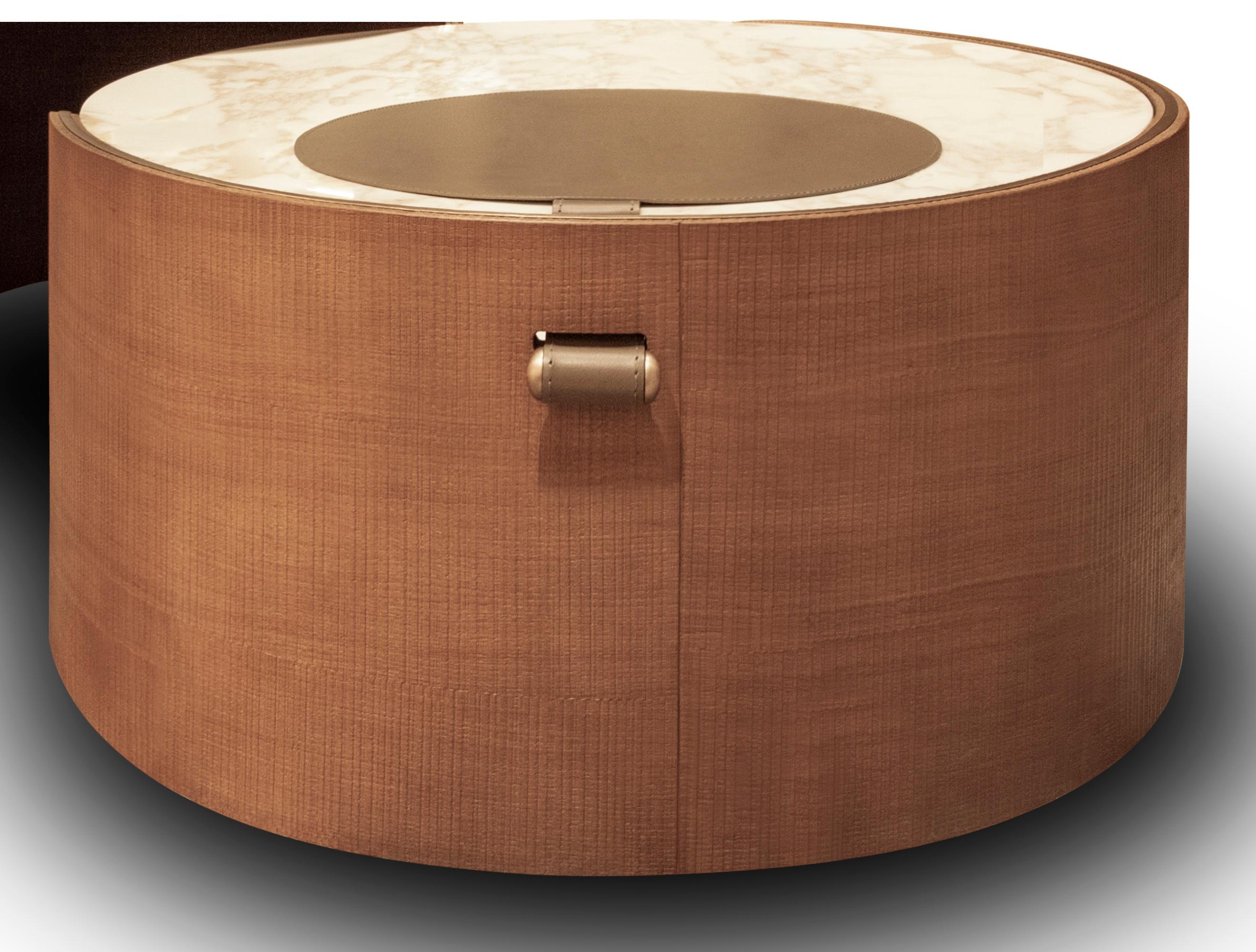 Coffee Table in multilayer veneered Oak B milled vertically dark matt stained with metal profile in finish LUNA TOPAZIO all around. Metal details in sprayed finish in the upper part.
Top in Calacatta Oro marble (th. 2cm) with a pad in leather FOCA